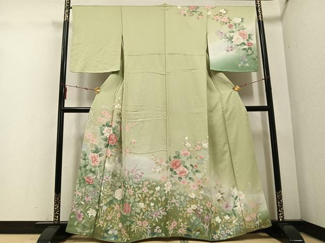 ■■■　サイズ　■■■ 身丈 160cm（肩から） 裄丈 66.5cm 袖丈 51.5cm　縫込み 4cm 袖幅 34.5cm 前幅 23.5cm 後幅 28cm 着物縫いこみ 内揚げ 6cm 裄 お袖側 約0cm　身頃側 約1cm ■■■　商品詳細　■■■ 【正絹】 状態は接写画像のように衿山に薄い汚れがございますが その他特に目立ったシミ汚れなどもなく大変良い状態です。 大変上質な逸品になります。 お安く出品致しますので、是非この機会にいかがでしょうか？ ■■■　注意事項　■■■ ■モニター発色の具合により色合いが異なる場合がございます。 ■寸法は多少の誤差が生じる場合がございますのでご了承ください。 ■縫込みの長さが左右非対称の場合は短い部分を記載しております。 左右非対称であってもご返品・お値引き等の保証は出来かねますので、ご了承の上ご購入をお願い致します。 ■シミ等のチェックには注意を払っておりますが、見落としがある場合もございますし、個人の見解も様々ですので神経質な方のご購入はお控えください。 ■箪笥に入っておりました着物や帯なので畳みシワや匂いがあるものもございます。 ■お休みは基本的に土日祝となりますが、その他臨時でお休みする場合がございますのでご了承ください。 ■商品の発送は平日のみの発送となります。 ■夜間と土曜、日曜日はお問い合わせの回答が遅れる場合がございます。 ■当店では、お直し、紋入れ、お手入れ等は承っておりません。 ■生地の状態（ヤケ、経年劣化等）によってはサイズ直しが出来ない場合がございます。 その点もどうかご了承のうえ、ご購入をお願いいたします。 ■弊社で取り扱う商品は一点ものにつき、時期や在庫状況に応じて金額が変更となる場合がございます。 ■検針は行っておりません。予めご了承いただきますようお願いいたします。 ■【洗える着物】と記載のある商品におきましては、商品お届け後に洗濯を行ってしまってからのご返品にはご対応しかねます。 念の為、専門店でのお手入れをお願いいたします。 ■着物のサイズ目安は下記を参考ください↓ ＜女性着物＞　お端折り次第で＋5cm　−1cmが着用可能サイズ 　例）身丈170cmの場合、身長160cm〜175cm ＜男性着物＞　身丈＋約25cm〜27cm程が適応身長 　例）身丈155cmの場合、身長180〜182cm