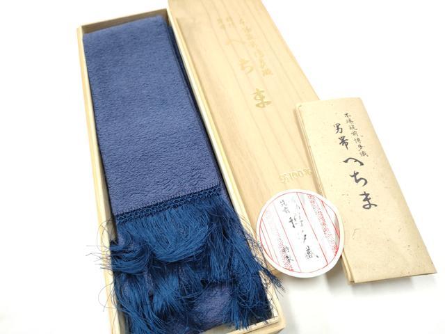 ■■■　サイズ　■■■ 長さ 416cm 幅 10cm程 ■■■　商品詳細　■■■ 【正絹】 状態は接写画像のように表地所々・裏地にヤケがございます。 本場筑前博多織は、福岡県福岡市博多区やその周辺で生産される絹織物です。 仏具のひとつである独鈷、華皿を基にした幾何学模様が織られています。 江戸時代に筑前藩主だった黒田長政が幕府への献上品にしたことから、博多献上、献上博多とも呼ばれます。 経糸が緯糸を包み込んで、表面には経糸だけ出て、横畝が際立って見える経畝織りという織りになっています。 30～60本の細い経糸を使うため、こしやはりがあり、地合が硬く、光沢感があります。 きちんと締まり、くずれにくい、締めやすい帯といわれています。 大変上質な逸品になりますのでぜひお手入れをされてお召しになられてはいかがでしょうか。 お安く出品致しますので、是非この機会にいかがでしょうか？ ■■■　注意事項　■■■ ■モニター発色の具合により色合いが異なる場合がございます。 ■寸法は多少の誤差が生じる場合がございますのでご了承ください。 ■縫込みの長さが左右非対称の場合は短い部分を記載しております。 左右非対称であってもご返品・お値引き等の保証は出来かねますので、ご了承の上ご購入をお願い致します。 ■シミ等のチェックには注意を払っておりますが、見落としがある場合もございますし、個人の見解も様々ですので神経質な方のご購入はお控えください。 ■箪笥に入っておりました着物や帯なので畳みシワや匂いがあるものもございます。 ■お休みは基本的に土日祝となりますが、その他臨時でお休みする場合がございますのでご了承ください。 ■商品の発送は平日のみの発送となります。 ■夜間と土曜、日曜日はお問い合わせの回答が遅れる場合がございます。 ■当店では、お直し、紋入れ、お手入れ等は承っておりません。 ■生地の状態（ヤケ、経年劣化等）によってはサイズ直しが出来ない場合がございます。 その点もどうかご了承のうえ、ご購入をお願いいたします。 ■弊社で取り扱う商品は一点ものにつき、時期や在庫状況に応じて金額が変更となる場合がございます。 ■検針は行っておりません。予めご了承いただきますようお願いいたします。 ■【洗える着物】と記載のある商品におきましては、商品お届け後に洗濯を行ってしまってからのご返品にはご対応しかねます。 念の為、専門店でのお手入れをお願いいたします。 ■写真に写っている物が全てになります。それ以外の付属品はございませんのでご了承ください。 ■状態に関する写真につきましては、掲載可能な写真枚数に限りがあるため、各箇所につき1枚参考画像を掲載しております。 ■着物のサイズ目安は下記を参考ください↓ ＜女性着物＞　お端折り次第で＋5cm　－1cmが着用可能サイズ 　例）身丈170cmの場合、身長160cm～175cm ＜男性着物＞　身丈＋約25cm～27cm程が適応身長 　例）身丈155cmの場合、身長180～182cm