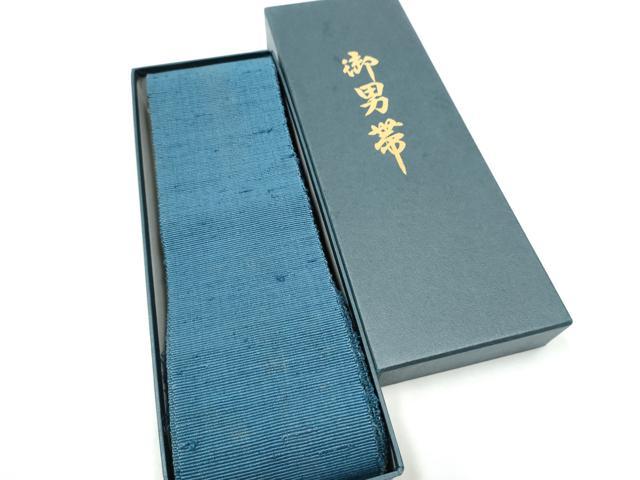 ■■■　サイズ　■■■ 長さ 430cm 幅 9.5cm程 ■■■　商品詳細　■■■ 【正絹・未仕立て】 状態は接写画像のよう表地所々・裏地に汚れ、胴回りに折れ山の汚れがございます。 大変上質な逸品になりますのでぜひお手入れをされてお召しになられてはいかがでしょうか。 お安く出品致しますので、是非この機会にいかがでしょうか？ ■■■　注意事項　■■■ ■モニター発色の具合により色合いが異なる場合がございます。 ■寸法は多少の誤差が生じる場合がございますのでご了承ください。 ■縫込みの長さが左右非対称の場合は短い部分を記載しております。 左右非対称であってもご返品・お値引き等の保証は出来かねますので、ご了承の上ご購入をお願い致します。 ■シミ等のチェックには注意を払っておりますが、見落としがある場合もございますし、個人の見解も様々ですので神経質な方のご購入はお控えください。 ■箪笥に入っておりました着物や帯なので畳みシワや匂いがあるものもございます。 ■お休みは基本的に土日祝となりますが、その他臨時でお休みする場合がございますのでご了承ください。 ■商品の発送は平日のみの発送となります。 ■夜間と土曜、日曜日はお問い合わせの回答が遅れる場合がございます。 ■当店では、お直し、紋入れ、お手入れ等は承っておりません。 ■生地の状態（ヤケ、経年劣化等）によってはサイズ直しが出来ない場合がございます。 その点もどうかご了承のうえ、ご購入をお願いいたします。 ■弊社で取り扱う商品は一点ものにつき、時期や在庫状況に応じて金額が変更となる場合がございます。 ■検針は行っておりません。予めご了承いただきますようお願いいたします。 ■【洗える着物】と記載のある商品におきましては、商品お届け後に洗濯を行ってしまってからのご返品にはご対応しかねます。 念の為、専門店でのお手入れをお願いいたします。 ■写真に写っている物が全てになります。それ以外の付属品はございませんのでご了承ください。 ■状態に関する写真につきましては、掲載可能な写真枚数に限りがあるため、各箇所につき1枚参考画像を掲載しております。 ■着物のサイズ目安は下記を参考ください↓ ＜女性着物＞　お端折り次第で＋5cm　－1cmが着用可能サイズ 　例）身丈170cmの場合、身長160cm～175cm ＜男性着物＞　身丈＋約25cm～27cm程が適応身長 　例）身丈155cmの場合、身長180～182cm