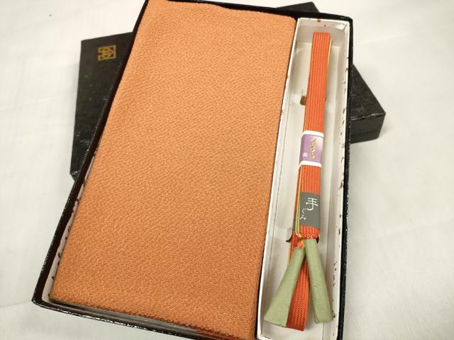 ■■■　商品詳細　■■■ サイズ 約　158cm（房含む） 【未使用】 状態は特に目立ったシミ汚れなどもなく大変良い状態です。 大変上質な逸品になります。 お安く出品致しますので、是非この機会にいかがでしょうか？ ※若干たたみシワがございます。 ■■■　注意事項　■■■ ■モニター発色の具合により色合いが異なる場合がございます。 ■寸法は多少の誤差が生じる場合がございますのでご了承ください。 ■縫込みの長さが左右非対称の場合は短い部分を記載しております。 左右非対称であってもご返品・お値引き等の保証は出来かねますので、ご了承の上ご購入をお願い致します。 ■シミ等のチェックには注意を払っておりますが、見落としがある場合もございますし、個人の見解も様々ですので神経質な方のご購入はお控えください。 ■箪笥に入っておりました着物や帯なので畳みシワや匂いがあるものもございます。 ■お休みは基本的に土日祝となりますが、その他臨時でお休みする場合がございますのでご了承ください。 ■商品の発送は平日のみの発送となります。 ■夜間と土曜、日曜日はお問い合わせの回答が遅れる場合がございます。 ■当店では、お直し、紋入れ、お手入れ等は承っておりません。 ■生地の状態（ヤケ、経年劣化等）によってはサイズ直しが出来ない場合がございます。 その点もどうかご了承のうえ、ご購入をお願いいたします。 ■弊社で取り扱う商品は一点ものにつき、時期や在庫状況に応じて金額が変更となる場合がございます。 ■検針は行っておりません。予めご了承いただきますようお願いいたします。 ■【洗える着物】と記載のある商品におきましては、商品お届け後に洗濯を行ってしまってからのご返品にはご対応しかねます。 念の為、専門店でのお手入れをお願いいたします。 ■着物のサイズ目安は下記を参考ください↓ ＜女性着物＞　お端折り次第で＋5cm　−1cmが着用可能サイズ 　例）身丈170cmの場合、身長160cm〜175cm ＜男性着物＞　身丈＋約25cm〜27cm程が適応身長 　例）身丈155cmの場合、身長180〜182cm