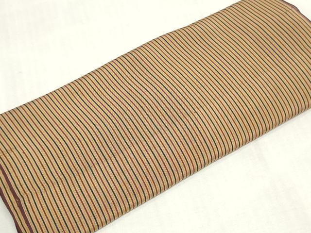 ■■■　サイズ　■■■ 長さ 　着尺分あり 幅 　　約35.5cm ■■■　商品詳細　■■■ 【交織】 状態は接写画像のように表地所々・裏面所々に薄い汚れ、点穴がございます。 お安く出品致しますので、是非この機会にいかがでしょうか？ ■■■　注意事項　■■■ ■モニター発色の具合により色合いが異なる場合がございます。 ■寸法は多少の誤差が生じる場合がございますのでご了承ください。 ■縫込みの長さが左右非対称の場合は短い部分を記載しております。 左右非対称であってもご返品・お値引き等の保証は出来かねますので、ご了承の上ご購入をお願い致します。 ■シミ等のチェックには注意を払っておりますが、見落としがある場合もございますし、個人の見解も様々ですので神経質な方のご購入はお控えください。 ■箪笥に入っておりました着物や帯なので畳みシワや匂いがあるものもございます。 ■お休みは基本的に土日祝となりますが、その他臨時でお休みする場合がございますのでご了承ください。 ■商品の発送は平日のみの発送となります。 ■夜間と土曜、日曜日はお問い合わせの回答が遅れる場合がございます。 ■当店では、お直し、紋入れ、お手入れ等は承っておりません。 ■生地の状態（ヤケ、経年劣化等）によってはサイズ直しが出来ない場合がございます。 その点もどうかご了承のうえ、ご購入をお願いいたします。 ■弊社で取り扱う商品は一点ものにつき、時期や在庫状況に応じて金額が変更となる場合がございます。 ■検針は行っておりません。予めご了承いただきますようお願いいたします。 ■【洗える着物】と記載のある商品におきましては、商品お届け後に洗濯を行ってしまってからのご返品にはご対応しかねます。 念の為、専門店でのお手入れをお願いいたします。 ■写真に写っている物が全てになります。それ以外の付属品はございませんのでご了承ください。 ■状態に関する写真につきましては、掲載可能な写真枚数に限りがあるため、各箇所につき1枚参考画像を掲載しております。 ■着物のサイズ目安は下記を参考ください↓ ＜女性着物＞　お端折り次第で＋5cm　−1cmが着用可能サイズ 　例）身丈170cmの場合、身長160cm〜175cm ＜男性着物＞　身丈＋約25cm〜27cm程が適応身長 　例）身丈155cmの場合、身長180〜182cm