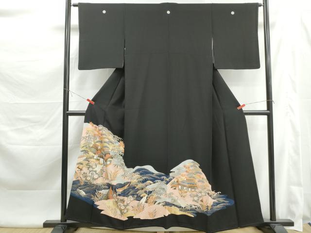 ■■■　サイズ　■■■ 身丈 155cm（肩から） 裄丈 63cm 袖丈 48cm　縫込み 2cm 袖幅 32cm 前幅 24cm 後幅 30.5cm 着物縫いこみ 内揚げ 2cm 裄 お袖側 約3.5cm　身頃側 約6cm ■■■　商品詳細　■■■ 【正絹・五つ紋・比翼仕立て】 状態は画像を添付しておりますので、そちらをご確認下さいますよう宜しくお願い致します。 大変上質な逸品になります。 お安く出品致しますので、是非この機会にいかがでしょうか？ ■■■　注意事項　■■■ ■モニター発色の具合により色合いが異なる場合がございます。 ■寸法は多少の誤差が生じる場合がございますのでご了承ください。 ■縫込みの長さが左右非対称の場合は短い部分を記載しております。 左右非対称であってもご返品・お値引き等の保証は出来かねますので、ご了承の上ご購入をお願い致します。 ■シミ等のチェックには注意を払っておりますが、見落としがある場合もございますし、個人の見解も様々ですので神経質な方のご購入はお控えください。 ■箪笥に入っておりました着物や帯なので畳みシワや匂いがあるものもございます。 ■お休みは基本的に土日祝となりますが、その他臨時でお休みする場合がございますのでご了承ください。 ■商品の発送は平日のみの発送となります。 ■夜間と土曜、日曜日はお問い合わせの回答が遅れる場合がございます。 ■当店では、お直し、紋入れ、お手入れ等は承っておりません。 ■生地の状態（ヤケ、経年劣化等）によってはサイズ直しが出来ない場合がございます。 その点もどうかご了承のうえ、ご購入をお願いいたします。 ■弊社で取り扱う商品は一点ものにつき、時期や在庫状況に応じて金額が変更となる場合がございます。 ■検針は行っておりません。予めご了承いただきますようお願いいたします。 ■【洗える着物】と記載のある商品におきましては、商品お届け後に洗濯を行ってしまってからのご返品にはご対応しかねます。 念の為、専門店でのお手入れをお願いいたします。 ■写真に写っている物が全てになります。それ以外の付属品はございませんのでご了承ください。 ■状態に関する写真につきましては、掲載可能な写真枚数に限りがあるため、各箇所につき1枚参考画像を掲載しております。 ■着物のサイズ目安は下記を参考ください↓ ＜女性着物＞　お端折り次第で＋5cm　−1cmが着用可能サイズ 　例）身丈170cmの場合、身長160cm〜175cm ＜男性着物＞　身丈＋約25cm〜27cm程が適応身長 　例）身丈155cmの場合、身長180〜182cm