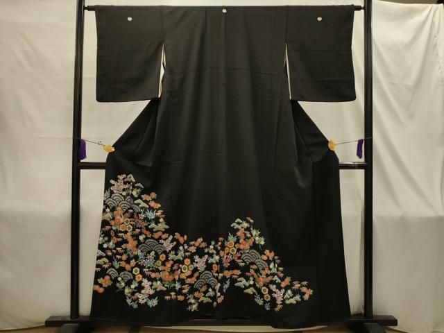 ■■■　サイズ　■■■ 身丈 154cm（肩から） 裄丈 62.5cm 袖丈 48cm　縫込み 7cm 袖幅 32cm 前幅 23cm 後幅 30.5cm 着物縫いこみ 内揚げ 7.5cm 裄 お袖側 約4cm　身頃側 約2.5cm ■■■　商品詳細　■■■ 【正絹・五つ紋・比翼仕立て】 状態は画像を添付しておりますので、そちらをご確認下さいますよう宜しくお願い致します。 大変上質な逸品になります。 お安く出品致しますので、是非この機会にいかがでしょうか？ ■■■　注意事項　■■■ ■モニター発色の具合により色合いが異なる場合がございます。 ■寸法は多少の誤差が生じる場合がございますのでご了承ください。 ■縫込みの長さが左右非対称の場合は短い部分を記載しております。 左右非対称であってもご返品・お値引き等の保証は出来かねますので、ご了承の上ご購入をお願い致します。 ■シミ等のチェックには注意を払っておりますが、見落としがある場合もございますし、個人の見解も様々ですので神経質な方のご購入はお控えください。 ■箪笥に入っておりました着物や帯なので畳みシワや匂いがあるものもございます。 ■お休みは基本的に土日祝となりますが、その他臨時でお休みする場合がございますのでご了承ください。 ■商品の発送は平日のみの発送となります。 ■夜間と土曜、日曜日はお問い合わせの回答が遅れる場合がございます。 ■当店では、お直し、紋入れ、お手入れ等は承っておりません。 ■生地の状態（ヤケ、経年劣化等）によってはサイズ直しが出来ない場合がございます。 その点もどうかご了承のうえ、ご購入をお願いいたします。 ■弊社で取り扱う商品は一点ものにつき、時期や在庫状況に応じて金額が変更となる場合がございます。 ■検針は行っておりません。予めご了承いただきますようお願いいたします。 ■【洗える着物】と記載のある商品におきましては、商品お届け後に洗濯を行ってしまってからのご返品にはご対応しかねます。 念の為、専門店でのお手入れをお願いいたします。 ■写真に写っている物が全てになります。それ以外の付属品はございませんのでご了承ください。 ■着物のサイズ目安は下記を参考ください↓ ＜女性着物＞　お端折り次第で＋5cm　－1cmが着用可能サイズ 　例）身丈170cmの場合、身長160cm～175cm ＜男性着物＞　身丈＋約25cm～27cm程が適応身長 　例）身丈155cmの場合、身長180～182cm