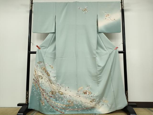 ■■■　サイズ　■■■ 身丈 168cm（肩から） 裄丈 67.5cm 袖丈 49cm　縫込み 6cm 袖幅 34.5cm 前幅 24.5cm 後幅 30cm 着物縫いこみ 内揚げ 6cm 裄 お袖側 約0cm　身頃側 約1cm ■■■　商品詳細　■■■ 【正絹・胴裏のみ化繊】 状態は接写画像のように後身頃・衿山・両袖・袖口に薄い汚れがございますが その他特に目立ったシミ汚れなどもなく大変良い状態です。 大変上質な逸品になります。 お安く出品致しますので、是非この機会にいかがでしょうか？ ■■■　注意事項　■■■ ■モニター発色の具合により色合いが異なる場合がございます。 ■寸法は多少の誤差が生じる場合がございますのでご了承ください。 ■縫込みの長さが左右非対称の場合は短い部分を記載しております。 左右非対称であってもご返品・お値引き等の保証は出来かねますので、ご了承の上ご購入をお願い致します。 ■シミ等のチェックには注意を払っておりますが、見落としがある場合もございますし、個人の見解も様々ですので神経質な方のご購入はお控えください。 ■箪笥に入っておりました着物や帯なので畳みシワや匂いがあるものもございます。 ■お休みは基本的に土日祝となりますが、その他臨時でお休みする場合がございますのでご了承ください。 ■商品の発送は平日のみの発送となります。 ■夜間と土曜、日曜日はお問い合わせの回答が遅れる場合がございます。 ■当店では、お直し、紋入れ、お手入れ等は承っておりません。 ■生地の状態（ヤケ、経年劣化等）によってはサイズ直しが出来ない場合がございます。 その点もどうかご了承のうえ、ご購入をお願いいたします。 ■弊社で取り扱う商品は一点ものにつき、時期や在庫状況に応じて金額が変更となる場合がございます。 ■検針は行っておりません。予めご了承いただきますようお願いいたします。 ■【洗える着物】と記載のある商品におきましては、商品お届け後に洗濯を行ってしまってからのご返品にはご対応しかねます。 念の為、専門店でのお手入れをお願いいたします。 ■着物のサイズ目安は下記を参考ください↓ ＜女性着物＞　お端折り次第で＋5cm　−1cmが着用可能サイズ 　例）身丈170cmの場合、身長160cm〜175cm ＜男性着物＞　身丈＋約25cm〜27cm程が適応身長 　例）身丈155cmの場合、身長180〜182cm