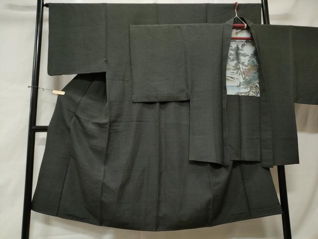 ■■■　サイズ　■■■ 【着物】 身丈 135cm（肩から） 裄丈 66cm 袖丈 47cm　縫込み 0cm 袖幅 34cm 前幅 24cm 後幅 30cm 着物縫いこみ 内揚げ 5cm 裄 お袖側 約1cm　身頃側 約1cm 【羽織】 身丈 82cm（肩から） 裄丈 67cm 袖丈 48cm　縫込み 0cm 袖幅 35cm 前幅 17.5cm 後幅 30cm 裄 お袖側 約0cm　身頃側 約1cm ■■■　商品詳細　■■■ 【正絹】 状態は特に目立ったシミ汚れなどもなく大変良い状態です。 大変上質な逸品になります。 お安く出品致しますので、是非この機会にいかがでしょうか？ ■■■　注意事項　■■■ ■モニター発色の具合により色合いが異なる場合がございます。 ■寸法は多少の誤差が生じる場合がございますのでご了承ください。 ■縫込みの長さが左右非対称の場合は短い部分を記載しております。 左右非対称であってもご返品・お値引き等の保証は出来かねますので、ご了承の上ご購入をお願い致します。 ■シミ等のチェックには注意を払っておりますが、見落としがある場合もございますし、個人の見解も様々ですので神経質な方のご購入はお控えください。 ■箪笥に入っておりました着物や帯なので畳みシワや匂いがあるものもございます。 ■お休みは基本的に土日祝となりますが、その他臨時でお休みする場合がございますのでご了承ください。 ■商品の発送は平日のみの発送となります。 ■夜間と土曜、日曜日はお問い合わせの回答が遅れる場合がございます。 ■当店では、お直し、紋入れ、お手入れ等は承っておりません。 ■生地の状態（ヤケ、経年劣化等）によってはサイズ直しが出来ない場合がございます。 その点もどうかご了承のうえ、ご購入をお願いいたします。 ■弊社で取り扱う商品は一点ものにつき、時期や在庫状況に応じて金額が変更となる場合がございます。 ■検針は行っておりません。予めご了承いただきますようお願いいたします。 ■【洗える着物】と記載のある商品におきましては、商品お届け後に洗濯を行ってしまってからのご返品にはご対応しかねます。 念の為、専門店でのお手入れをお願いいたします。 ■着物のサイズ目安は下記を参考ください↓ ＜女性着物＞　お端折り次第で＋5cm　−1cmが着用可能サイズ 　例）身丈170cmの場合、身長160cm〜175cm ＜男性着物＞　身丈＋約25cm〜27cm程が適応身長 　例）身丈155cmの場合、身長180〜182cm