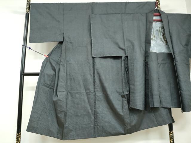 ■■■　サイズ　■■■ 【着物】 身丈 138cm（肩から） 裄丈 67.5cm 袖丈 47cm　縫込み 4cm 袖幅 35cm 前幅 27cm 後幅 31.5cm 着物縫いこみ 内揚げ 8cm 裄 お袖側 約1cm　身頃側 約3cm 【羽織】 身丈 95cm（肩から） 裄丈 68.5cm 袖丈 47.5cm　縫込み 3cm 袖幅 35cm 前幅 20.5cm 後幅 32cm 裄 お袖側 約2cm　身頃側 約2cm ■■■　商品詳細　■■■ 【正絹】 着物の状態は接写画像のように袖口・胴裏に薄い汚れがございますが その他特に目立ったシミ汚れなどもなく大変良い状態です。 羽織の状態は特に目立ったシミ汚れなどもなく大変良い状態です。 大変上質な逸品になります。 お安く出品致しますので、是非この機会にいかがでしょうか？ ■■■　注意事項　■■■ ■モニター発色の具合により色合いが異なる場合がございます。 ■寸法は多少の誤差が生じる場合がございますのでご了承ください。 ■縫込みの長さが左右非対称の場合は短い部分を記載しております。 左右非対称であってもご返品・お値引き等の保証は出来かねますので、ご了承の上ご購入をお願い致します。 ■シミ等のチェックには注意を払っておりますが、見落としがある場合もございますし、個人の見解も様々ですので神経質な方のご購入はお控えください。 ■箪笥に入っておりました着物や帯なので畳みシワや匂いがあるものもございます。 ■お休みは基本的に土日祝となりますが、その他臨時でお休みする場合がございますのでご了承ください。 ■商品の発送は平日のみの発送となります。 ■夜間と土曜、日曜日はお問い合わせの回答が遅れる場合がございます。 ■当店では、お直し、紋入れ、お手入れ等は承っておりません。 ■生地の状態（ヤケ、経年劣化等）によってはサイズ直しが出来ない場合がございます。 その点もどうかご了承のうえ、ご購入をお願いいたします。 ■弊社で取り扱う商品は一点ものにつき、時期や在庫状況に応じて金額が変更となる場合がございます。 ■検針は行っておりません。予めご了承いただきますようお願いいたします。 ■【洗える着物】と記載のある商品におきましては、商品お届け後に洗濯を行ってしまってからのご返品にはご対応しかねます。 念の為、専門店でのお手入れをお願いいたします。 ■着物のサイズ目安は下記を参考ください↓ ＜女性着物＞　お端折り次第で＋5cm　−1cmが着用可能サイズ 　例）身丈170cmの場合、身長160cm〜175cm ＜男性着物＞　身丈＋約25cm〜27cm程が適応身長 　例）身丈155cmの場合、身長180〜182cm