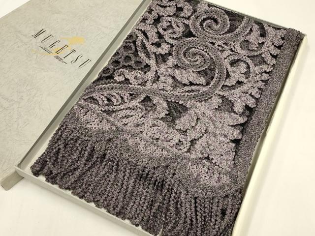 ■■■　サイズ　■■■ 175cm×60cm ■■■　商品詳細　■■■ 状態は特に目立ったシミ汚れなどもなく大変良い状態です。 染織デザイナーの堀口無月氏の技の集大成ともいえる 美しい刺繍を思う存分堪能できるお品です。 特殊な製法で縫い付けた無月の帯は、妖艶な輝きで観るものを夢中にします。 無月ならではの富貴な立体感はやはり、他の帯とは別格です。 しなやかで、結び心地も抜群の大変上質な極上の逸品になります。 大変上質な逸品になります。 お安く出品致しますので、是非この機会にいかがでしょうか？ ■■■　注意事項　■■■ ■モニター発色の具合により色合いが異なる場合がございます。 ■寸法は多少の誤差が生じる場合がございますのでご了承ください。 ■縫込みの長さが左右非対称の場合は短い部分を記載しております。 左右非対称であってもご返品・お値引き等の保証は出来かねますので、ご了承の上ご購入をお願い致します。 ■シミ等のチェックには注意を払っておりますが、見落としがある場合もございますし、個人の見解も様々ですので神経質な方のご購入はお控えください。 ■箪笥に入っておりました着物や帯なので畳みシワや匂いがあるものもございます。 ■お休みは基本的に土日祝となりますが、その他臨時でお休みする場合がございますのでご了承ください。 ■商品の発送は平日のみの発送となります。 ■夜間と土曜、日曜日はお問い合わせの回答が遅れる場合がございます。 ■当店では、お直し、紋入れ、お手入れ等は承っておりません。 ■生地の状態（ヤケ、経年劣化等）によってはサイズ直しが出来ない場合がございます。 その点もどうかご了承のうえ、ご購入をお願いいたします。 ■弊社で取り扱う商品は一点ものにつき、時期や在庫状況に応じて金額が変更となる場合がございます。 ■検針は行っておりません。予めご了承いただきますようお願いいたします。 ■【洗える着物】と記載のある商品におきましては、商品お届け後に洗濯を行ってしまってからのご返品にはご対応しかねます。 念の為、専門店でのお手入れをお願いいたします。 ■着物のサイズ目安は下記を参考ください↓ ＜女性着物＞　お端折り次第で＋5cm　−1cmが着用可能サイズ 　例）身丈170cmの場合、身長160cm〜175cm ＜男性着物＞　身丈＋約25cm〜27cm程が適応身長 　例）身丈155cmの場合、身長180〜182cm