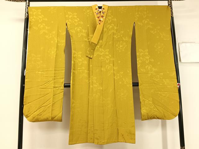 ■■■　サイズ　■■■ 身丈 130cm（肩から） 裄丈 70cm 袖丈 112cm　縫込み 5cm 袖幅 35cm 前幅 28cm 後幅 33cm 着物縫いこみ 内揚げ 2cm 裄 お袖側 約2cm　身頃側 約0cm ■■■　商品詳細　■■■ 【正絹】 状態は特に目立ったシミ汚れなどもなく大変良い状態です。 大変上質な逸品になります。 お安く出品致しますので、是非この機会にいかがでしょうか？ ■■■　注意事項　■■■ ■モニター発色の具合により色合いが異なる場合がございます。 ■寸法は多少の誤差が生じる場合がございますのでご了承ください。 ■縫込みの長さが左右非対称の場合は短い部分を記載しております。 左右非対称であってもご返品・お値引き等の保証は出来かねますので、ご了承の上ご購入をお願い致します。 ■シミ等のチェックには注意を払っておりますが、見落としがある場合もございますし、個人の見解も様々ですので神経質な方のご購入はお控えください。 ■箪笥に入っておりました着物や帯なので畳みシワや匂いがあるものもございます。 ■お休みは基本的に土日祝となりますが、その他臨時でお休みする場合がございますのでご了承ください。 ■商品の発送は平日のみの発送となります。 ■夜間と土曜、日曜日はお問い合わせの回答が遅れる場合がございます。 ■当店では、お直し、紋入れ、お手入れ等は承っておりません。 ■生地の状態（ヤケ、経年劣化等）によってはサイズ直しが出来ない場合がございます。 その点もどうかご了承のうえ、ご購入をお願いいたします。 ■弊社で取り扱う商品は一点ものにつき、時期や在庫状況に応じて金額が変更となる場合がございます。 ■検針は行っておりません。予めご了承いただきますようお願いいたします。 ■【洗える着物】と記載のある商品におきましては、商品お届け後に洗濯を行ってしまってからのご返品にはご対応しかねます。 念の為、専門店でのお手入れをお願いいたします。 ■着物のサイズ目安は下記を参考ください↓ ＜女性着物＞　お端折り次第で＋5cm　−1cmが着用可能サイズ 　例）身丈170cmの場合、身長160cm〜175cm ＜男性着物＞　身丈＋約25cm〜27cm程が適応身長 　例）身丈155cmの場合、身長180〜182cm