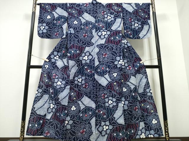 ■■■　サイズ　■■■ 身丈 155cm（肩から） 裄丈 67cm 袖丈 46cm　縫込み 1cm 袖幅 34.5cm 前幅 23.5cm 後幅 30cm 着物縫いこみ 内揚げ 0cm 裄 お袖側 約1cm　身頃側 約1cm ■■■　商品詳細　■■■ 【綿】 状態は接写画像のように後身頃に薄いシミがございますが その他特に目立ったシミ汚れなどもなく大変良い状態です。 人気の高い“有松鳴海絞り”の浴衣でございます。 “鳴海絞り”ならではの表情を生み出す立体感と 淡いぼかしで息を吹き込まれ、 今にも動き出しそうな迫力を放っております。 夏祭りや花火大会、これから増えるイベントに連れ立って、 より夏をお楽しみ下さいませ。 大変上質な逸品になります。 お安く出品致しますので、是非この機会にいかがでしょうか？ ■■■　注意事項　■■■ ■モニター発色の具合により色合いが異なる場合がございます。 ■寸法は多少の誤差が生じる場合がございますのでご了承ください。 ■縫込みの長さが左右非対称の場合は短い部分を記載しております。 左右非対称であってもご返品・お値引き等の保証は出来かねますので、ご了承の上ご購入をお願い致します。 ■シミ等のチェックには注意を払っておりますが、見落としがある場合もございますし、個人の見解も様々ですので神経質な方のご購入はお控えください。 ■箪笥に入っておりました着物や帯なので畳みシワや匂いがあるものもございます。 ■お休みは基本的に土日祝となりますが、その他臨時でお休みする場合がございますのでご了承ください。 ■商品の発送は平日のみの発送となります。 ■夜間と土曜、日曜日はお問い合わせの回答が遅れる場合がございます。 ■当店では、お直し、紋入れ、お手入れ等は承っておりません。 ■生地の状態（ヤケ、経年劣化等）によってはサイズ直しが出来ない場合がございます。 その点もどうかご了承のうえ、ご購入をお願いいたします。 ■弊社で取り扱う商品は一点ものにつき、時期や在庫状況に応じて金額が変更となる場合がございます。 ■検針は行っておりません。予めご了承いただきますようお願いいたします。 ■【洗える着物】と記載のある商品におきましては、商品お届け後に洗濯を行ってしまってからのご返品にはご対応しかねます。 念の為、専門店でのお手入れをお願いいたします。 ■着物のサイズ目安は下記を参考ください↓ ＜女性着物＞　お端折り次第で＋5cm　−1cmが着用可能サイズ 　例）身丈170cmの場合、身長160cm〜175cm ＜男性着物＞　身丈＋約25cm〜27cm程が適応身長 　例）身丈155cmの場合、身長180〜182cm