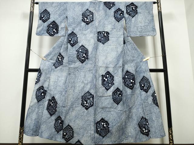 ■■■　サイズ　■■■ 身丈 152.5cm（肩から） 裄丈 65.5cm 袖丈 42cm　縫込み 2.5cm 袖幅 33.5cm 前幅 27.5cm 後幅 31.5cm 着物縫いこみ 内揚げ 0cm 裄 お袖側 約0cm　身頃側 約0cm ■■■　商品詳細　■■■ 【綿】 状態は接写画像のように後身頃・下前・衿・衿裏に薄いシミがございますが その他特に目立ったシミ汚れなどもなく大変良い状態です。 人気の高い“有松鳴海絞り”の浴衣でございます。 “鳴海絞り”ならではの表情を生み出す立体感と 淡いぼかしで息を吹き込まれ、 今にも動き出しそうな迫力を放っております。 夏祭りや花火大会、これから増えるイベントに連れ立って、 より夏をお楽しみ下さいませ。 大変上質な逸品になります。 お安く出品致しますので、是非この機会にいかがでしょうか？ ■■■　注意事項　■■■ ■モニター発色の具合により色合いが異なる場合がございます。 ■寸法は多少の誤差が生じる場合がございますのでご了承ください。 ■縫込みの長さが左右非対称の場合は短い部分を記載しております。 左右非対称であってもご返品・お値引き等の保証は出来かねますので、ご了承の上ご購入をお願い致します。 ■シミ等のチェックには注意を払っておりますが、見落としがある場合もございますし、個人の見解も様々ですので神経質な方のご購入はお控えください。 ■箪笥に入っておりました着物や帯なので畳みシワや匂いがあるものもございます。 ■お休みは基本的に土日祝となりますが、その他臨時でお休みする場合がございますのでご了承ください。 ■商品の発送は平日のみの発送となります。 ■夜間と土曜、日曜日はお問い合わせの回答が遅れる場合がございます。 ■当店では、お直し、紋入れ、お手入れ等は承っておりません。 ■生地の状態（ヤケ、経年劣化等）によってはサイズ直しが出来ない場合がございます。 その点もどうかご了承のうえ、ご購入をお願いいたします。 ■弊社で取り扱う商品は一点ものにつき、時期や在庫状況に応じて金額が変更となる場合がございます。 ■検針は行っておりません。予めご了承いただきますようお願いいたします。 ■【洗える着物】と記載のある商品におきましては、商品お届け後に洗濯を行ってしまってからのご返品にはご対応しかねます。 念の為、専門店でのお手入れをお願いいたします。 ■着物のサイズ目安は下記を参考ください↓ ＜女性着物＞　お端折り次第で＋5cm　−1cmが着用可能サイズ 　例）身丈170cmの場合、身長160cm〜175cm ＜男性着物＞　身丈＋約25cm〜27cm程が適応身長 　例）身丈155cmの場合、身長180〜182cm