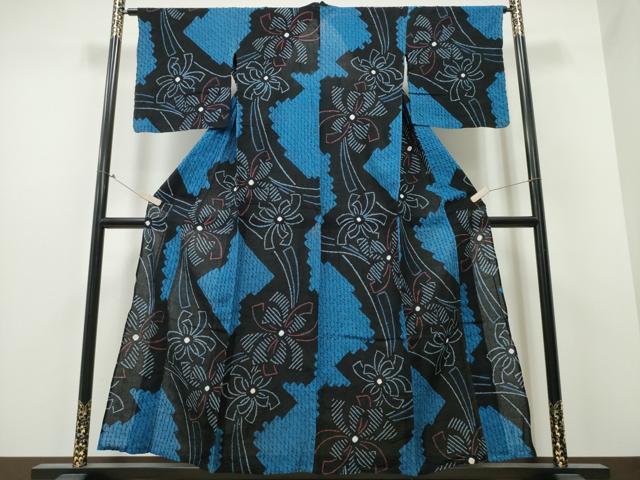 ■■■　サイズ　■■■ 身丈 155cm（肩から） 裄丈 66.5cm 袖丈 47cm　縫込み 2.5cm 袖幅 35cm 前幅 23.5cm 後幅 30cm 着物縫いこみ 内揚げ 0cm 裄 お袖側 約0cm　身頃側 約1cm ■■■　商品詳細　■■■ 【綿】 状態は接写画像のように後身頃・両袖・衿裏に薄い汚れがございますが その他特に目立ったシミ汚れなどもなく大変良い状態です。 人気の高い“有松鳴海絞り”の浴衣でございます。 “鳴海絞り”ならではの表情を生み出す立体感と 淡いぼかしで息を吹き込まれ、 今にも動き出しそうな迫力を放っております。 夏祭りや花火大会、これから増えるイベントに連れ立って、 より夏をお楽しみ下さいませ。 大変上質な逸品になりますのでぜひお手入れをされてお召しになられてはいかがでしょうか。 お安く出品致しますので、是非この機会にいかがでしょうか？ ■■■　注意事項　■■■ ■モニター発色の具合により色合いが異なる場合がございます。 ■寸法は多少の誤差が生じる場合がございますのでご了承ください。 ■縫込みの長さが左右非対称の場合は短い部分を記載しております。 左右非対称であってもご返品・お値引き等の保証は出来かねますので、ご了承の上ご購入をお願い致します。 ■シミ等のチェックには注意を払っておりますが、見落としがある場合もございますし、個人の見解も様々ですので神経質な方のご購入はお控えください。 ■箪笥に入っておりました着物や帯なので畳みシワや匂いがあるものもございます。 ■お休みは基本的に土日祝となりますが、その他臨時でお休みする場合がございますのでご了承ください。 ■商品の発送は平日のみの発送となります。 ■夜間と土曜、日曜日はお問い合わせの回答が遅れる場合がございます。 ■当店では、お直し、紋入れ、お手入れ等は承っておりません。 ■生地の状態（ヤケ、経年劣化等）によってはサイズ直しが出来ない場合がございます。 その点もどうかご了承のうえ、ご購入をお願いいたします。 ■弊社で取り扱う商品は一点ものにつき、時期や在庫状況に応じて金額が変更となる場合がございます。 ■検針は行っておりません。予めご了承いただきますようお願いいたします。 ■【洗える着物】と記載のある商品におきましては、商品お届け後に洗濯を行ってしまってからのご返品にはご対応しかねます。 念の為、専門店でのお手入れをお願いいたします。 ■着物のサイズ目安は下記を参考ください↓ ＜女性着物＞　お端折り次第で＋5cm　−1cmが着用可能サイズ 　例）身丈170cmの場合、身長160cm〜175cm ＜男性着物＞　身丈＋約25cm〜27cm程が適応身長 　例）身丈155cmの場合、身長180〜182cm