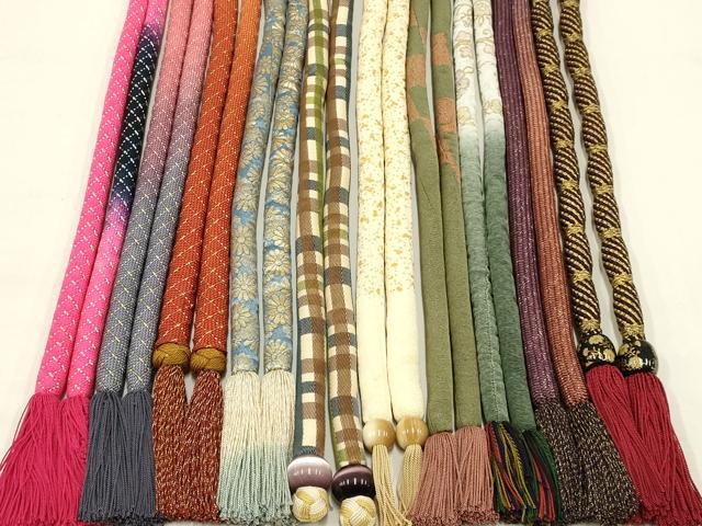 ■■■　商品詳細　■■■ ※こちらのお品はまとめての出品となりますので、 汚れ・サイズ等の詳細は記載しておりません。 ご理解の上でのご入札をお願い致します。 大変上質な逸品になります。 お安く出品致しますので、是非この機会にいかがでしょうか？ ■■■　注意事項　■■■ ■モニター発色の具合により色合いが異なる場合がございます。 ■寸法は多少の誤差が生じる場合がございますのでご了承ください。 ■縫込みの長さが左右非対称の場合は短い部分を記載しております。 左右非対称であってもご返品・お値引き等の保証は出来かねますので、ご了承の上ご購入をお願い致します。 ■シミ等のチェックには注意を払っておりますが、見落としがある場合もございますし、個人の見解も様々ですので神経質な方のご購入はお控えください。 ■箪笥に入っておりました着物や帯なので畳みシワや匂いがあるものもございます。 ■お休みは基本的に土日祝となりますが、その他臨時でお休みする場合がございますのでご了承ください。 ■商品の発送は平日のみの発送となります。 ■夜間と土曜、日曜日はお問い合わせの回答が遅れる場合がございます。 ■当店では、お直し、紋入れ、お手入れ等は承っておりません。 ■生地の状態（ヤケ、経年劣化等）によってはサイズ直しが出来ない場合がございます。 その点もどうかご了承のうえ、ご購入をお願いいたします。 ■弊社で取り扱う商品は一点ものにつき、時期や在庫状況に応じて金額が変更となる場合がございます。 ■検針は行っておりません。予めご了承いただきますようお願いいたします。 ■【洗える着物】と記載のある商品におきましては、商品お届け後に洗濯を行ってしまってからのご返品にはご対応しかねます。 念の為、専門店でのお手入れをお願いいたします。 ■着物のサイズ目安は下記を参考ください↓ ＜女性着物＞　お端折り次第で＋5cm　−1cmが着用可能サイズ 　例）身丈170cmの場合、身長160cm〜175cm ＜男性着物＞　身丈＋約25cm〜27cm程が適応身長 　例）身丈155cmの場合、身長180〜182cm