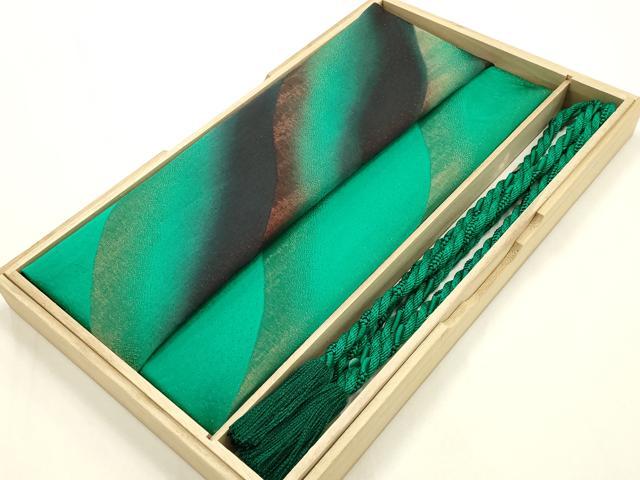 ■■■　サイズ　■■■ %1% ■■■　商品詳細　■■■ 状態は参考画像のように糸飛び出し、変色がございます。 大変上質な逸品になります。 お安く出品致しますので、是非この機会にいかがでしょうか？ ■■■　注意事項　■■■ ■モニター発色の具合により色合いが異なる場合がございます。 ■寸法は多少の誤差が生じる場合がございますのでご了承ください。 ■縫込みの長さが左右非対称の場合は短い部分を記載しております。 左右非対称であってもご返品・お値引き等の保証は出来かねますので、ご了承の上ご購入をお願い致します。 ■シミ等のチェックには注意を払っておりますが、見落としがある場合もございますし、個人の見解も様々ですので神経質な方のご購入はお控えください。 ■箪笥に入っておりました着物や帯なので畳みシワや匂いがあるものもございます。 ■お休みは基本的に土日祝となりますが、その他臨時でお休みする場合がございますのでご了承ください。 ■商品の発送は平日のみの発送となります。 ■夜間と土曜、日曜日はお問い合わせの回答が遅れる場合がございます。 ■当店では、お直し、紋入れ、お手入れ等は承っておりません。 ■生地の状態（ヤケ、経年劣化等）によってはサイズ直しが出来ない場合がございます。 その点もどうかご了承のうえ、ご購入をお願いいたします。 ■弊社で取り扱う商品は一点ものにつき、時期や在庫状況に応じて金額が変更となる場合がございます。 ■検針は行っておりません。予めご了承いただきますようお願いいたします。 ■【洗える着物】と記載のある商品におきましては、商品お届け後に洗濯を行ってしまってからのご返品にはご対応しかねます。 念の為、専門店でのお手入れをお願いいたします。 ■着物のサイズ目安は下記を参考ください↓ ＜女性着物＞　お端折り次第で＋5?　−10?が着用可能サイズ 　例）身丈170?の場合、身長160?〜175? ＜男性着物＞　身丈＋約25?〜27?程が適応身長 　例）身丈155?の場合、身長180〜182?