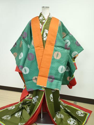 平和屋の平和屋本店●極上　十二単セット　唐衣・表着・裳 　和装　婚礼　結婚式　神社挙式　唐織　舞蝶丸文　逸品　CZAA5249s6｜アングル2