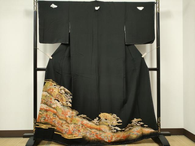 ■■■　サイズ　■■■ 身丈 164cm（肩から） 裄丈 67cm 袖丈 49.5cm　縫込み 1cm 袖幅 34.5cm 前幅 24.5cm 後幅 30cm 着物縫いこみ 内揚げ 1.5cm 裄 お袖側 約1.5cm　身頃側 約2cm ■■■　商品詳細　■■■ 【正絹・五つ紋・比翼仕立て】 状態は画像を添付しておりますので、そちらをご確認下さいますよう宜しくお願い致します。 大変上質な逸品になります。 お安く出品致しますので、是非この機会にいかがでしょうか？ ■■■　注意事項　■■■ ■モニター発色の具合により色合いが異なる場合がございます。 ■寸法は多少の誤差が生じる場合がございますのでご了承ください。 ■縫込みの長さが左右非対称の場合は短い部分を記載しております。 左右非対称であってもご返品・お値引き等の保証は出来かねますので、ご了承の上ご購入をお願い致します。 ■シミ等のチェックには注意を払っておりますが、見落としがある場合もございますし、個人の見解も様々ですので神経質な方のご購入はお控えください。 ■箪笥に入っておりました着物や帯なので畳みシワや匂いがあるものもございます。 ■お休みは基本的に土日祝となりますが、その他臨時でお休みする場合がございますのでご了承ください。 ■商品の発送は平日のみの発送となります。 ■夜間と土曜、日曜日はお問い合わせの回答が遅れる場合がございます。 ■当店では、お直し、紋入れ、お手入れ等は承っておりません。 ■生地の状態（ヤケ、経年劣化等）によってはサイズ直しが出来ない場合がございます。 その点もどうかご了承のうえ、ご購入をお願いいたします。 ■弊社で取り扱う商品は一点ものにつき、時期や在庫状況に応じて金額が変更となる場合がございます。 ■検針は行っておりません。予めご了承いただきますようお願いいたします。 ■【洗える着物】と記載のある商品におきましては、商品お届け後に洗濯を行ってしまってからのご返品にはご対応しかねます。 念の為、専門店でのお手入れをお願いいたします。 ■着物のサイズ目安は下記を参考ください↓ ＜女性着物＞　お端折り次第で＋5cm　−1cmが着用可能サイズ 　例）身丈170cmの場合、身長160cm〜175cm ＜男性着物＞　身丈＋約25cm〜27cm程が適応身長 　例）身丈155cmの場合、身長180〜182cm