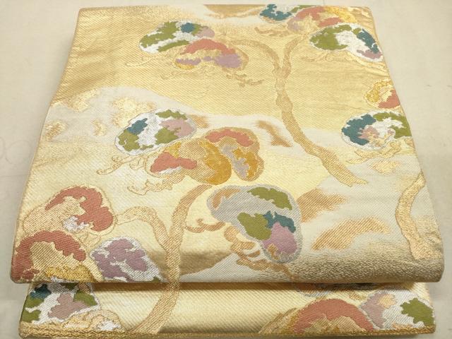 ■■■　サイズ　■■■ 長さ 414cm 幅 30.5cm程 ■■■　商品詳細　■■■ 【正絹・未仕立て】 詳細に関しましては、画像をご確認ください。 大変上質な逸品になります。 お安く出品致しますので、是非この機会にいかがでしょうか？ ■■■　注意事項　■■■ ■モニター発色の具合により色合いが異なる場合がございます。 ■寸法は多少の誤差が生じる場合がございますのでご了承ください。 ■縫込みの長さが左右非対称の場合は短い部分を記載しております。 左右非対称であってもご返品・お値引き等の保証は出来かねますので、ご了承の上ご購入をお願い致します。 ■シミ等のチェックには注意を払っておりますが、見落としがある場合もございますし、個人の見解も様々ですので神経質な方のご購入はお控えください。 ■箪笥に入っておりました着物や帯なので畳みシワや匂いがあるものもございます。 ■お休みは基本的に土日祝となりますが、その他臨時でお休みする場合がございますのでご了承ください。 ■商品の発送は平日のみの発送となります。 ■夜間と土曜、日曜日はお問い合わせの回答が遅れる場合がございます。 ■当店では、お直し、紋入れ、お手入れ等は承っておりません。 ■生地の状態（ヤケ、経年劣化等）によってはサイズ直しが出来ない場合がございます。 その点もどうかご了承のうえ、ご購入をお願いいたします。 ■弊社で取り扱う商品は一点ものにつき、時期や在庫状況に応じて金額が変更となる場合がございます。 ■検針は行っておりません。予めご了承いただきますようお願いいたします。 ■【洗える着物】と記載のある商品におきましては、商品お届け後に洗濯を行ってしまってからのご返品にはご対応しかねます。 念の為、専門店でのお手入れをお願いいたします。 ■着物のサイズ目安は下記を参考ください↓ ＜女性着物＞　お端折り次第で＋5cm　−1cmが着用可能サイズ 　例）身丈170cmの場合、身長160cm〜175cm ＜男性着物＞　身丈＋約25cm〜27cm程が適応身長 　例）身丈155cmの場合、身長180〜182cm