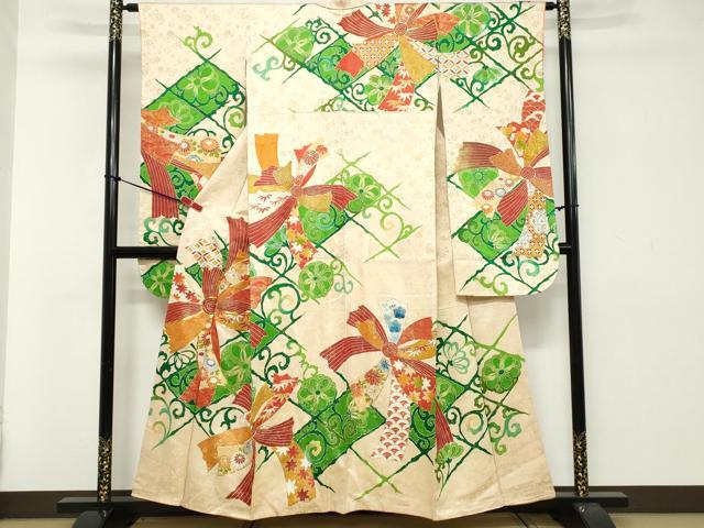 ■■■　サイズ　■■■ 身丈 155cm（肩から） 裄丈 63cm 袖丈 93.5cm　縫込み 6.5cm 袖幅 33cm 前幅 22.5cm 後幅 29cm 着物縫いこみ 内揚げ 6.5cm 裄 お袖側 約4cm　身頃側 約3.5cm ■■■　商品詳細　■■■ 【正絹】 状態は画像を添付しておりますので、そちらをご確認下さいますよう宜しくお願い致します。 大変上質な逸品になります。 お安く出品致しますので、是非この機会にいかがでしょうか？ ■■■　注意事項　■■■ ■モニター発色の具合により色合いが異なる場合がございます。 ■寸法は多少の誤差が生じる場合がございますのでご了承ください。 ■縫込みの長さが左右非対称の場合は短い部分を記載しております。 左右非対称であってもご返品・お値引き等の保証は出来かねますので、ご了承の上ご購入をお願い致します。 ■シミ等のチェックには注意を払っておりますが、見落としがある場合もございますし、個人の見解も様々ですので神経質な方のご購入はお控えください。 ■箪笥に入っておりました着物や帯なので畳みシワや匂いがあるものもございます。 ■お休みは基本的に土日祝となりますが、その他臨時でお休みする場合がございますのでご了承ください。 ■商品の発送は平日のみの発送となります。 ■夜間と土曜、日曜日はお問い合わせの回答が遅れる場合がございます。 ■当店では、お直し、紋入れ、お手入れ等は承っておりません。 ■生地の状態（ヤケ、経年劣化等）によってはサイズ直しが出来ない場合がございます。 その点もどうかご了承のうえ、ご購入をお願いいたします。 ■弊社で取り扱う商品は一点ものにつき、時期や在庫状況に応じて金額が変更となる場合がございます。 ■検針は行っておりません。予めご了承いただきますようお願いいたします。 ■【洗える着物】と記載のある商品におきましては、商品お届け後に洗濯を行ってしまってからのご返品にはご対応しかねます。 念の為、専門店でのお手入れをお願いいたします。 ■着物のサイズ目安は下記を参考ください↓ ＜女性着物＞　お端折り次第で＋5cm　−1cmが着用可能サイズ 　例）身丈170cmの場合、身長160cm〜175cm ＜男性着物＞　身丈＋約25cm〜27cm程が適応身長 　例）身丈155cmの場合、身長180〜182cm