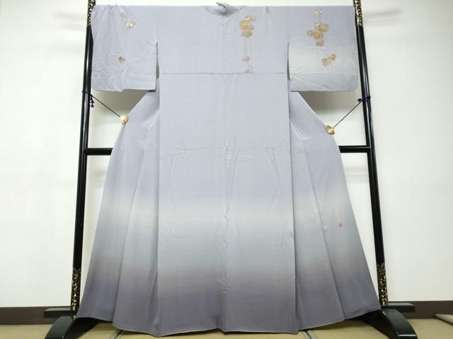 ■■■　サイズ　■■■ 身丈 160.5cm（肩から） 裄丈 72cm 袖丈 48cm　縫込み 7cm 袖幅 36.5cm 前幅 27cm 後幅 32.5cm 着物縫いこみ 内揚げ 5cm 裄 お袖側 約0cm　身頃側 約0cm ■■■　商品詳細　■■■ 【正絹】 状態は接写画像のように袖口・衿山に薄い汚れがございますが その他特に目立ったシミ汚れなどもなく大変良い状態です。 昆年は琳派の絵描きである父親の指導の下で10歳から絵を描きはじめ、 現在几帳をベースに屏風、衝立、その他琳派の絵を主にして活躍中。 昆年の着物の図案の原本は、既成の本から取るのではなく、 すべて自作の屏風、衝立、額、その他の絵が原本となっている。 絵描きの着物は華彩織染技法で以下の特徴があります。 【着て疲れない素材】 昆年が選択した生糸で織り上げ、特殊柔軟仕上げにより柔らかく、着た時に実際の重さよりも軽く感じる素材です。 帯は通気性が良く、凄く軽く締め易いのが特徴で、着物、帯ともに扱いやすい生地です。 【自然な色、ぼかし染】 引き染めによって色鮮やかに染め、感性の良いボカシ染です。 大変上質な逸品になります。 お安く出品致しますので、是非この機会にいかがでしょうか？ ※若干たたみシワがございます。 ■■■　注意事項　■■■ ■モニター発色の具合により色合いが異なる場合がございます。 ■寸法は多少の誤差が生じる場合がございますのでご了承ください。 ■縫込みの長さが左右非対称の場合は短い部分を記載しております。 左右非対称であってもご返品・お値引き等の保証は出来かねますので、ご了承の上ご購入をお願い致します。 ■シミ等のチェックには注意を払っておりますが、見落としがある場合もございますし、個人の見解も様々ですので神経質な方のご購入はお控えください。 ■箪笥に入っておりました着物や帯なので畳みシワや匂いがあるものもございます。 ■お休みは基本的に土日祝となりますが、その他臨時でお休みする場合がございますのでご了承ください。 ■商品の発送は平日のみの発送となります。 ■夜間と土曜、日曜日はお問い合わせの回答が遅れる場合がございます。 ■当店では、お直し、紋入れ、お手入れ等は承っておりません。 ■生地の状態（ヤケ、経年劣化等）によってはサイズ直しが出来ない場合がございます。 その点もどうかご了承のうえ、ご購入をお願いいたします。 ■弊社で取り扱う商品は一点ものにつき、時期や在庫状況に応じて金額が変更となる場合がございます。 ■検針は行っておりません。予めご了承いただきますようお願いいたします。 ■【洗える着物】と記載のある商品におきましては、商品お届け後に洗濯を行ってしまってからのご返品にはご対応しかねます。 念の為、専門店でのお手入れをお願いいたします。 ■写真に写っている物が全てになります。それ以外の付属品はございませんのでご了承ください。 ■状態に関する写真につきましては、掲載可能な写真枚数に限りがあるため、各箇所につき1枚参考画像を掲載しております。 ■着物のサイズ目安は下記を参考ください↓ ＜女性着物＞　お端折り次第で＋5cm　−1cmが着用可能サイズ 　例）身丈170cmの場合、身長160cm〜175cm ＜男性着物＞　身丈＋約25cm〜27cm程が適応身長 　例）身丈155cmの場合、身長180〜182cm
