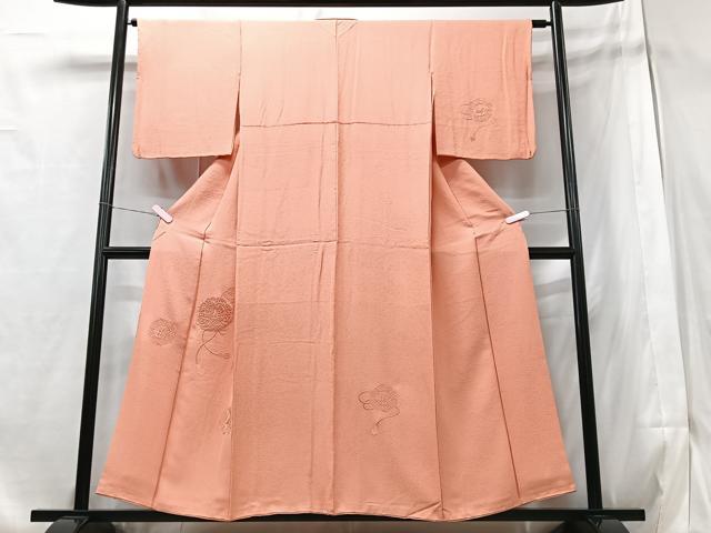 ■■■　サイズ　■■■ 身丈 154cm（肩から） 裄丈 63cm 袖丈 47cm　縫込み 6.5cm 袖幅 32.5cm 前幅 23cm 後幅 30.5cm 着物縫いこみ 内揚げ 6cm 裄 お袖側 約4cm　身頃側 約5cm ■■■　商品詳細　■■■ 【正絹】 状態は特に目立ったシミ汚れなどもなく大変良い状態です。 大変上質な逸品になります。 お安く出品致しますので、是非この機会にいかがでしょうか？ ■■■　注意事項　■■■ ■モニター発色の具合により色合いが異なる場合がございます。 ■寸法は多少の誤差が生じる場合がございますのでご了承ください。 ■縫込みの長さが左右非対称の場合は短い部分を記載しております。 左右非対称であってもご返品・お値引き等の保証は出来かねますので、ご了承の上ご購入をお願い致します。 ■シミ等のチェックには注意を払っておりますが、見落としがある場合もございますし、個人の見解も様々ですので神経質な方のご購入はお控えください。 ■箪笥に入っておりました着物や帯なので畳みシワや匂いがあるものもございます。 ■お休みは基本的に土日祝となりますが、その他臨時でお休みする場合がございますのでご了承ください。 ■商品の発送は平日のみの発送となります。 ■夜間と土曜、日曜日はお問い合わせの回答が遅れる場合がございます。 ■当店では、お直し、紋入れ、お手入れ等は承っておりません。 ■生地の状態（ヤケ、経年劣化等）によってはサイズ直しが出来ない場合がございます。 その点もどうかご了承のうえ、ご購入をお願いいたします。 ■弊社で取り扱う商品は一点ものにつき、時期や在庫状況に応じて金額が変更となる場合がございます。 ■検針は行っておりません。予めご了承いただきますようお願いいたします。 ■【洗える着物】と記載のある商品におきましては、商品お届け後に洗濯を行ってしまってからのご返品にはご対応しかねます。 念の為、専門店でのお手入れをお願いいたします。 ■着物のサイズ目安は下記を参考ください↓ ＜女性着物＞　お端折り次第で＋5cm　−1cmが着用可能サイズ 　例）身丈170cmの場合、身長160cm〜175cm ＜男性着物＞　身丈＋約25cm〜27cm程が適応身長 　例）身丈155cmの場合、身長180〜182cm