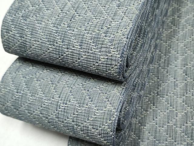 ■■■　サイズ　■■■ 長さ 432cm 幅 9cm程 ■■■　商品詳細　■■■ 【正絹】 状態は締めてはおりますが 特に目立ったシミ汚れなどもなく大変良い状態です。 本場筑前博多織は、福岡県福岡市博多区やその周辺で生産される絹織物です。 仏具のひとつである独鈷、華皿を基にした幾何学模様が織られています。 江戸時代に筑前藩主だった黒田長政が幕府への献上品にしたことから、博多献上、献上博多とも呼ばれます。 経糸が緯糸を包み込んで、表面には経糸だけ出て、横畝が際立って見える経畝織りという織りになっています。 30〜60本の細い経糸を使うため、こしやはりがあり、地合が硬く、光沢感があります。 きちんと締まり、くずれにくい、締めやすい帯といわれています。 大変上質な逸品になります。 お安く出品致しますので、是非この機会にいかがでしょうか？ ※端部分に糸よれがございます。 ■■■　注意事項　■■■ ■モニター発色の具合により色合いが異なる場合がございます。 ■寸法は多少の誤差が生じる場合がございますのでご了承ください。 ■縫込みの長さが左右非対称の場合は短い部分を記載しております。 左右非対称であってもご返品・お値引き等の保証は出来かねますので、ご了承の上ご購入をお願い致します。 ■シミ等のチェックには注意を払っておりますが、見落としがある場合もございますし、個人の見解も様々ですので神経質な方のご購入はお控えください。 ■箪笥に入っておりました着物や帯なので畳みシワや匂いがあるものもございます。 ■お休みは基本的に土日祝となりますが、その他臨時でお休みする場合がございますのでご了承ください。 ■商品の発送は平日のみの発送となります。 ■夜間と土曜、日曜日はお問い合わせの回答が遅れる場合がございます。 ■当店では、お直し、紋入れ、お手入れ等は承っておりません。 ■生地の状態（ヤケ、経年劣化等）によってはサイズ直しが出来ない場合がございます。 その点もどうかご了承のうえ、ご購入をお願いいたします。 ■弊社で取り扱う商品は一点ものにつき、時期や在庫状況に応じて金額が変更となる場合がございます。 ■検針は行っておりません。予めご了承いただきますようお願いいたします。 ■【洗える着物】と記載のある商品におきましては、商品お届け後に洗濯を行ってしまってからのご返品にはご対応しかねます。 念の為、専門店でのお手入れをお願いいたします。 ■写真に写っている物が全てになります。それ以外の付属品はございませんのでご了承ください。 ■状態に関する写真につきましては、掲載可能な写真枚数に限りがあるため、各箇所につき1枚参考画像を掲載しております。 ■着物のサイズ目安は下記を参考ください↓ ＜女性着物＞　お端折り次第で＋5cm　−1cmが着用可能サイズ 　例）身丈170cmの場合、身長160cm〜175cm ＜男性着物＞　身丈＋約25cm〜27cm程が適応身長 　例）身丈155cmの場合、身長180〜182cm