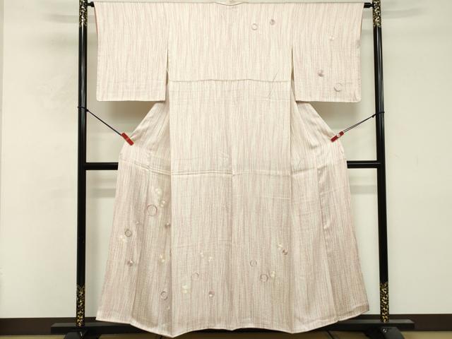 ■■■　サイズ　■■■ 身丈 154cm（肩から） 裄丈 63cm 袖丈 48cm　縫込み 6cm 袖幅 33cm 前幅 23.5cm 後幅 30cm 着物縫いこみ 内揚げ 3cm 裄 お袖側 約3.5cm　身頃側 約6cm ■■■　商品詳細　■■■ 【正絹・バチ衿】 状態は画像を添付しておりますので、そちらをご確認下さいますよう宜しくお願い致します。 大変上質な逸品になります。 お安く出品致しますので、是非この機会にいかがでしょうか？ ■■■　注意事項　■■■ ■モニター発色の具合により色合いが異なる場合がございます。 ■寸法は多少の誤差が生じる場合がございますのでご了承ください。 ■縫込みの長さが左右非対称の場合は短い部分を記載しております。 左右非対称であってもご返品・お値引き等の保証は出来かねますので、ご了承の上ご購入をお願い致します。 ■シミ等のチェックには注意を払っておりますが、見落としがある場合もございますし、個人の見解も様々ですので神経質な方のご購入はお控えください。 ■箪笥に入っておりました着物や帯なので畳みシワや匂いがあるものもございます。 ■お休みは基本的に土日祝となりますが、その他臨時でお休みする場合がございますのでご了承ください。 ■商品の発送は平日のみの発送となります。 ■夜間と土曜、日曜日はお問い合わせの回答が遅れる場合がございます。 ■当店では、お直し、紋入れ、お手入れ等は承っておりません。 ■生地の状態（ヤケ、経年劣化等）によってはサイズ直しが出来ない場合がございます。 その点もどうかご了承のうえ、ご購入をお願いいたします。 ■弊社で取り扱う商品は一点ものにつき、時期や在庫状況に応じて金額が変更となる場合がございます。 ■検針は行っておりません。予めご了承いただきますようお願いいたします。 ■【洗える着物】と記載のある商品におきましては、商品お届け後に洗濯を行ってしまってからのご返品にはご対応しかねます。 念の為、専門店でのお手入れをお願いいたします。 ■写真に写っている物が全てになります。それ以外の付属品はございませんのでご了承ください。 ■状態に関する写真につきましては、掲載可能な写真枚数に限りがあるため、各箇所につき1枚参考画像を掲載しております。 ■着物のサイズ目安は下記を参考ください↓ ＜女性着物＞　お端折り次第で＋5cm　−1cmが着用可能サイズ 　例）身丈170cmの場合、身長160cm〜175cm ＜男性着物＞　身丈＋約25cm〜27cm程が適応身長 　例）身丈155cmの場合、身長180〜182cm