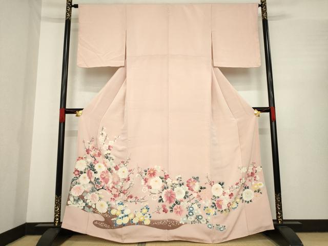 ■■■　サイズ　■■■ 身丈 162cm（肩から） 裄丈 64.5cm 袖丈 48cm　縫込み 3cm 袖幅 33.5cm 前幅 23cm 後幅 28cm 着物縫いこみ 内揚げ 0cm 裄 お袖側 約2cm　身頃側 約4cm ■■■　商品詳細　■■■ 【正絹・一つ紋・重ね衿：取り外し可能】 状態は接写画像のように衿山に薄い汚れがございますが その他特に目立ったシミ汚れなどもなく大変良い状態です。 大変上質な逸品になります。 お安く出品致しますので、是非この機会にいかがでしょうか？ ■■■　注意事項　■■■ ■モニター発色の具合により色合いが異なる場合がございます。 ■寸法は多少の誤差が生じる場合がございますのでご了承ください。 ■縫込みの長さが左右非対称の場合は短い部分を記載しております。 左右非対称であってもご返品・お値引き等の保証は出来かねますので、ご了承の上ご購入をお願い致します。 ■シミ等のチェックには注意を払っておりますが、見落としがある場合もございますし、個人の見解も様々ですので神経質な方のご購入はお控えください。 ■箪笥に入っておりました着物や帯なので畳みシワや匂いがあるものもございます。 ■お休みは基本的に土日祝となりますが、その他臨時でお休みする場合がございますのでご了承ください。 ■商品の発送は平日のみの発送となります。 ■夜間と土曜、日曜日はお問い合わせの回答が遅れる場合がございます。 ■当店では、お直し、紋入れ、お手入れ等は承っておりません。 ■生地の状態（ヤケ、経年劣化等）によってはサイズ直しが出来ない場合がございます。 その点もどうかご了承のうえ、ご購入をお願いいたします。 ■弊社で取り扱う商品は一点ものにつき、時期や在庫状況に応じて金額が変更となる場合がございます。 ■検針は行っておりません。予めご了承いただきますようお願いいたします。 ■【洗える着物】と記載のある商品におきましては、商品お届け後に洗濯を行ってしまってからのご返品にはご対応しかねます。 念の為、専門店でのお手入れをお願いいたします。 ■着物のサイズ目安は下記を参考ください↓ ＜女性着物＞　お端折り次第で＋5cm　−1cmが着用可能サイズ 　例）身丈170cmの場合、身長160cm〜175cm ＜男性着物＞　身丈＋約25cm〜27cm程が適応身長 　例）身丈155cmの場合、身長180〜182cm