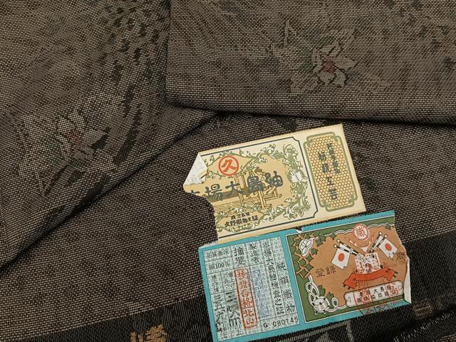 ■■■　サイズ　■■■ 身丈 159cm（肩から） 裄丈 64cm 袖丈 45.5cm　縫込み 2cm 袖幅 32cm 前幅 24.5cm 後幅 28.5cm 着物縫いこみ 内揚げ 0cm 裄 お袖側 約3cm　身頃側 約2cm ■■■　商品詳細　■■■ 【正絹・バチ衿】 状態は接写画像のように胴裏に薄い汚れがございますが その他特に目立ったシミ汚れなどもなく大変良い状態です。 大変上質な逸品になります。 お安く出品致しますので、是非この機会にいかがでしょうか？ ■■■　注意事項　■■■ ■モニター発色の具合により色合いが異なる場合がございます。 ■寸法は多少の誤差が生じる場合がございますのでご了承ください。 ■縫込みの長さが左右非対称の場合は短い部分を記載しております。 左右非対称であってもご返品・お値引き等の保証は出来かねますので、ご了承の上ご購入をお願い致します。 ■シミ等のチェックには注意を払っておりますが、見落としがある場合もございますし、個人の見解も様々ですので神経質な方のご購入はお控えください。 ■箪笥に入っておりました着物や帯なので畳みシワや匂いがあるものもございます。 ■お休みは基本的に土日祝となりますが、その他臨時でお休みする場合がございますのでご了承ください。 ■商品の発送は平日のみの発送となります。 ■夜間と土曜、日曜日はお問い合わせの回答が遅れる場合がございます。 ■当店では、お直し、紋入れ、お手入れ等は承っておりません。 ■生地の状態（ヤケ、経年劣化等）によってはサイズ直しが出来ない場合がございます。 その点もどうかご了承のうえ、ご購入をお願いいたします。 ■弊社で取り扱う商品は一点ものにつき、時期や在庫状況に応じて金額が変更となる場合がございます。 ■検針は行っておりません。予めご了承いただきますようお願いいたします。 ■【洗える着物】と記載のある商品におきましては、商品お届け後に洗濯を行ってしまってからのご返品にはご対応しかねます。 念の為、専門店でのお手入れをお願いいたします。 ■着物のサイズ目安は下記を参考ください↓ ＜女性着物＞　お端折り次第で＋5cm　−1cmが着用可能サイズ 　例）身丈170cmの場合、身長160cm〜175cm ＜男性着物＞　身丈＋約25cm〜27cm程が適応身長 　例）身丈155cmの場合、身長180〜182cm