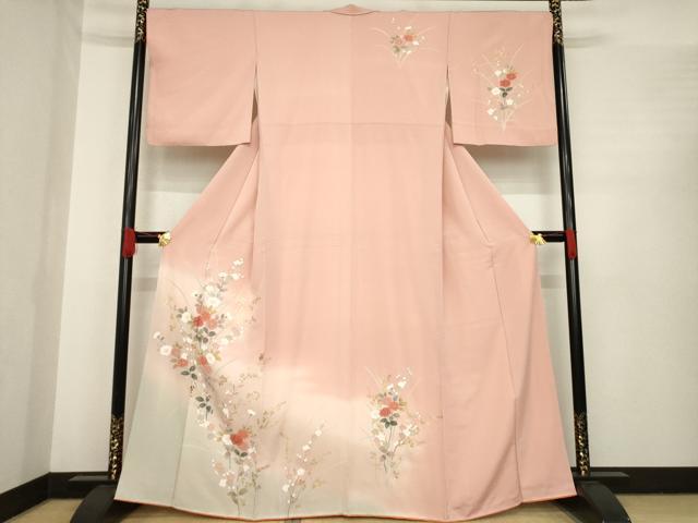 ■■■　サイズ　■■■ 身丈 163cm（肩から） 裄丈 68.5cm 袖丈 48cm　縫込み 5cm 袖幅 35cm 前幅 24cm 後幅 28cm 着物縫いこみ 内揚げ 8cm 裄 お袖側 約1cm　身頃側 約2cm ■■■　商品詳細　■■■ 【正絹】 状態は接写画像のように八掛にシミ、胴裏にホックシミがございますが その他特に目立ったシミ汚れなどもなく大変良い状態です。 大変上質な逸品になります。 お安く出品致しますので、是非この機会にいかがでしょうか？ ■■■　注意事項　■■■ ■モニター発色の具合により色合いが異なる場合がございます。 ■寸法は多少の誤差が生じる場合がございますのでご了承ください。 ■縫込みの長さが左右非対称の場合は短い部分を記載しております。 左右非対称であってもご返品・お値引き等の保証は出来かねますので、ご了承の上ご購入をお願い致します。 ■シミ等のチェックには注意を払っておりますが、見落としがある場合もございますし、個人の見解も様々ですので神経質な方のご購入はお控えください。 ■箪笥に入っておりました着物や帯なので畳みシワや匂いがあるものもございます。 ■お休みは基本的に土日祝となりますが、その他臨時でお休みする場合がございますのでご了承ください。 ■商品の発送は平日のみの発送となります。 ■夜間と土曜、日曜日はお問い合わせの回答が遅れる場合がございます。 ■当店では、お直し、紋入れ、お手入れ等は承っておりません。 ■生地の状態（ヤケ、経年劣化等）によってはサイズ直しが出来ない場合がございます。 その点もどうかご了承のうえ、ご購入をお願いいたします。 ■弊社で取り扱う商品は一点ものにつき、時期や在庫状況に応じて金額が変更となる場合がございます。 ■検針は行っておりません。予めご了承いただきますようお願いいたします。 ■【洗える着物】と記載のある商品におきましては、商品お届け後に洗濯を行ってしまってからのご返品にはご対応しかねます。 念の為、専門店でのお手入れをお願いいたします。 ■着物のサイズ目安は下記を参考ください↓ ＜女性着物＞　お端折り次第で＋5cm　−1cmが着用可能サイズ 　例）身丈170cmの場合、身長160cm〜175cm ＜男性着物＞　身丈＋約25cm〜27cm程が適応身長 　例）身丈155cmの場合、身長180〜182cm