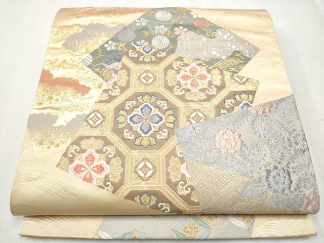 ■■■　サイズ　■■■ 長さ 430cm 幅 31cm程 ■■■　商品詳細　■■■ 【正絹・芯なし】 状態は接写画像のように 裏地に薄い汚れがございますが その他表地は特に目立ったシミ汚れなどもなく大変良い状態です。 着用時には見えない部分になるかと思いますのであまり気にならずお召になれるかと思います。 大変上質な逸品になります。 お安く出品致しますので、是非この機会にいかがでしょうか？ ■■■　注意事項　■■■ ■モニター発色の具合により色合いが異なる場合がございます。 ■寸法は多少の誤差が生じる場合がございますのでご了承ください。 ■縫込みの長さが左右非対称の場合は短い部分を記載しております。 左右非対称であってもご返品・お値引き等の保証は出来かねますので、ご了承の上ご購入をお願い致します。 ■シミ等のチェックには注意を払っておりますが、見落としがある場合もございますし、個人の見解も様々ですので神経質な方のご購入はお控えください。 ■箪笥に入っておりました着物や帯なので畳みシワや匂いがあるものもございます。 ■お休みは基本的に土日祝となりますが、その他臨時でお休みする場合がございますのでご了承ください。 ■商品の発送は平日のみの発送となります。 ■夜間と土曜、日曜日はお問い合わせの回答が遅れる場合がございます。 ■当店では、お直し、紋入れ、お手入れ等は承っておりません。 ■生地の状態（ヤケ、経年劣化等）によってはサイズ直しが出来ない場合がございます。 その点もどうかご了承のうえ、ご購入をお願いいたします。 ■弊社で取り扱う商品は一点ものにつき、時期や在庫状況に応じて金額が変更となる場合がございます。 ■検針は行っておりません。予めご了承いただきますようお願いいたします。 ■【洗える着物】と記載のある商品におきましては、商品お届け後に洗濯を行ってしまってからのご返品にはご対応しかねます。 念の為、専門店でのお手入れをお願いいたします。 ■着物のサイズ目安は下記を参考ください↓ ＜女性着物＞　お端折り次第で＋5cm　−1cmが着用可能サイズ 　例）身丈170cmの場合、身長160cm〜175cm ＜男性着物＞　身丈＋約25cm〜27cm程が適応身長 　例）身丈155cmの場合、身長180〜182cm