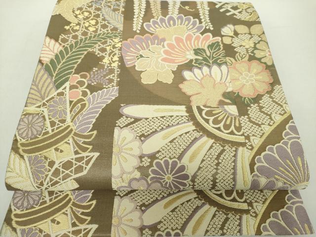 ■■■　サイズ　■■■ 長さ 436cm 幅 31cm程 ■■■　商品詳細　■■■ 【正絹・芯なし】 状態は1.2回程しか締めておらず 特に目立ったシミ汚れなどもなく大変良い状態です。 大変上質な逸品になります。 お安く出品致しますので、是非この機会にいかがでしょうか？ ■■■　注意事項　■■■ ■モニター発色の具合により色合いが異なる場合がございます。 ■寸法は多少の誤差が生じる場合がございますのでご了承ください。 ■縫込みの長さが左右非対称の場合は短い部分を記載しております。 左右非対称であってもご返品・お値引き等の保証は出来かねますので、ご了承の上ご購入をお願い致します。 ■シミ等のチェックには注意を払っておりますが、見落としがある場合もございますし、個人の見解も様々ですので神経質な方のご購入はお控えください。 ■箪笥に入っておりました着物や帯なので畳みシワや匂いがあるものもございます。 ■お休みは基本的に土日祝となりますが、その他臨時でお休みする場合がございますのでご了承ください。 ■商品の発送は平日のみの発送となります。 ■夜間と土曜、日曜日はお問い合わせの回答が遅れる場合がございます。 ■当店では、お直し、紋入れ、お手入れ等は承っておりません。 ■生地の状態（ヤケ、経年劣化等）によってはサイズ直しが出来ない場合がございます。 その点もどうかご了承のうえ、ご購入をお願いいたします。 ■弊社で取り扱う商品は一点ものにつき、時期や在庫状況に応じて金額が変更となる場合がございます。 ■検針は行っておりません。予めご了承いただきますようお願いいたします。 ■【洗える着物】と記載のある商品におきましては、商品お届け後に洗濯を行ってしまってからのご返品にはご対応しかねます。 念の為、専門店でのお手入れをお願いいたします。 ■着物のサイズ目安は下記を参考ください↓ ＜女性着物＞　お端折り次第で＋5cm　−1cmが着用可能サイズ 　例）身丈170cmの場合、身長160cm〜175cm ＜男性着物＞　身丈＋約25cm〜27cm程が適応身長 　例）身丈155cmの場合、身長180〜182cm