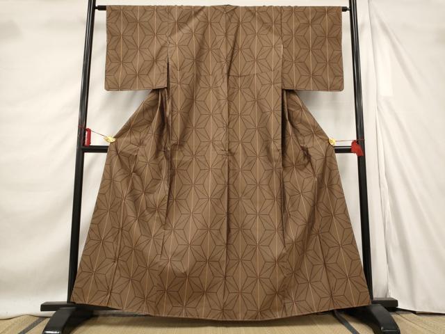 ■■■　サイズ　■■■ 身丈 160cm（肩から） 裄丈 62cm 袖丈 49cm　縫込み 6cm 袖幅 32cm 前幅 24cm 後幅 30cm 着物縫いこみ 内揚げ 1.5cm 裄 お袖側 約2.5cm　身頃側 約3.5cm ■■■　商品詳細　■■■ 【正絹・未使用】 状態は特に目立ったシミ汚れなどもなく大変良い状態です。 大変上質な逸品になります。 お安く出品致しますので、是非この機会にいかがでしょうか？ ■■■　注意事項　■■■ ■モニター発色の具合により色合いが異なる場合がございます。 ■寸法は多少の誤差が生じる場合がございますのでご了承ください。 ■縫込みの長さが左右非対称の場合は短い部分を記載しております。 左右非対称であってもご返品・お値引き等の保証は出来かねますので、ご了承の上ご購入をお願い致します。 ■シミ等のチェックには注意を払っておりますが、見落としがある場合もございますし、個人の見解も様々ですので神経質な方のご購入はお控えください。 ■箪笥に入っておりました着物や帯なので畳みシワや匂いがあるものもございます。 ■お休みは基本的に土日祝となりますが、その他臨時でお休みする場合がございますのでご了承ください。 ■商品の発送は平日のみの発送となります。 ■夜間と土曜、日曜日はお問い合わせの回答が遅れる場合がございます。 ■当店では、お直し、紋入れ、お手入れ等は承っておりません。 ■生地の状態（ヤケ、経年劣化等）によってはサイズ直しが出来ない場合がございます。 その点もどうかご了承のうえ、ご購入をお願いいたします。 ■弊社で取り扱う商品は一点ものにつき、時期や在庫状況に応じて金額が変更となる場合がございます。 ■検針は行っておりません。予めご了承いただきますようお願いいたします。 ■【洗える着物】と記載のある商品におきましては、商品お届け後に洗濯を行ってしまってからのご返品にはご対応しかねます。 念の為、専門店でのお手入れをお願いいたします。 ■着物のサイズ目安は下記を参考ください↓ ＜女性着物＞　お端折り次第で＋5cm　−1cmが着用可能サイズ 　例）身丈170cmの場合、身長160cm〜175cm ＜男性着物＞　身丈＋約25cm〜27cm程が適応身長 　例）身丈155cmの場合、身長180〜182cm