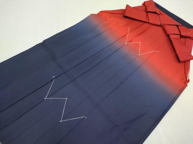 ■■■　サイズ　■■■ 紐下丈　約90cm ■■■　商品詳細　■■■ 【化繊】 状態は画像を添付しておりますので、そちらをご確認下さいますよう宜しくお願い致します。 大変上質な逸品になります。 お安く出品致しますので、是非この機会にいかがでしょうか？※ご自身で洗濯された場合の保証はできかねます。 専門店にご相談ください。 ■■■　注意事項　■■■ ■モニター発色の具合により色合いが異なる場合がございます。 ■寸法は多少の誤差が生じる場合がございますのでご了承ください。 ■縫込みの長さが左右非対称の場合は短い部分を記載しております。 左右非対称であってもご返品・お値引き等の保証は出来かねますので、ご了承の上ご購入をお願い致します。 ■シミ等のチェックには注意を払っておりますが、見落としがある場合もございますし、個人の見解も様々ですので神経質な方のご購入はお控えください。 ■箪笥に入っておりました着物や帯なので畳みシワや匂いがあるものもございます。 ■お休みは基本的に土日祝となりますが、その他臨時でお休みする場合がございますのでご了承ください。 ■商品の発送は平日のみの発送となります。 ■夜間と土曜、日曜日はお問い合わせの回答が遅れる場合がございます。 ■当店では、お直し、紋入れ、お手入れ等は承っておりません。 ■生地の状態（ヤケ、経年劣化等）によってはサイズ直しが出来ない場合がございます。 その点もどうかご了承のうえ、ご購入をお願いいたします。 ■弊社で取り扱う商品は一点ものにつき、時期や在庫状況に応じて金額が変更となる場合がございます。 ■検針は行っておりません。予めご了承いただきますようお願いいたします。 ■【洗える着物】と記載のある商品におきましては、商品お届け後に洗濯を行ってしまってからのご返品にはご対応しかねます。 念の為、専門店でのお手入れをお願いいたします。 ■着物のサイズ目安は下記を参考ください↓ ＜女性着物＞　お端折り次第で＋5cm　−1cmが着用可能サイズ 　例）身丈170cmの場合、身長160cm〜175cm ＜男性着物＞　身丈＋約25cm〜27cm程が適応身長 　例）身丈155cmの場合、身長180〜182cm