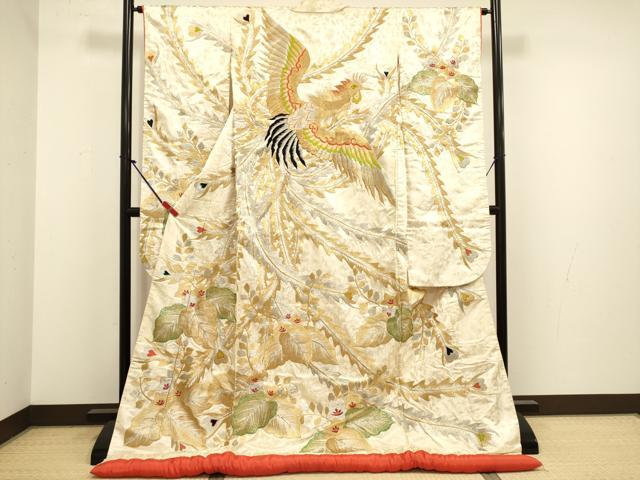 ■■■　サイズ　■■■ 身丈 184cm（肩から） 裄丈 62.5cm 袖丈 106.5cm　縫込み 3cm 袖幅 31.5cm 前幅 25cm 後幅 32cm 着物縫いこみ 内揚げ 0cm 裄 お袖側 約1cm　身頃側 約1cm ■■■　商品詳細　■■■ 【正絹】 状態は接写画像のように表地所々・ふき綿・衿裏に薄い汚れがございます。 大変上質な逸品になりますのでぜひお手入れをされてお召しになられてはいかがでしょうか。 お安く出品致しますので、是非この機会にいかがでしょうか？ ■■■　注意事項　■■■ ■モニター発色の具合により色合いが異なる場合がございます。 ■寸法は多少の誤差が生じる場合がございますのでご了承ください。 ■縫込みの長さが左右非対称の場合は短い部分を記載しております。 左右非対称であってもご返品・お値引き等の保証は出来かねますので、ご了承の上ご購入をお願い致します。 ■シミ等のチェックには注意を払っておりますが、見落としがある場合もございますし、個人の見解も様々ですので神経質な方のご購入はお控えください。 ■箪笥に入っておりました着物や帯なので畳みシワや匂いがあるものもございます。 ■お休みは基本的に土日祝となりますが、その他臨時でお休みする場合がございますのでご了承ください。 ■商品の発送は平日のみの発送となります。 ■夜間と土曜、日曜日はお問い合わせの回答が遅れる場合がございます。 ■当店では、お直し、紋入れ、お手入れ等は承っておりません。 ■生地の状態（ヤケ、経年劣化等）によってはサイズ直しが出来ない場合がございます。 その点もどうかご了承のうえ、ご購入をお願いいたします。 ■弊社で取り扱う商品は一点ものにつき、時期や在庫状況に応じて金額が変更となる場合がございます。 ■検針は行っておりません。予めご了承いただきますようお願いいたします。 ■【洗える着物】と記載のある商品におきましては、商品お届け後に洗濯を行ってしまってからのご返品にはご対応しかねます。 念の為、専門店でのお手入れをお願いいたします。 ■写真に写っている物が全てになります。 それ以外の付属品はございませんのでご了承ください。 ■状態に関する写真につきましては、掲載可能な写真枚数に限りがあるため、 各箇所につき1枚参考画像を掲載しております。 ■着物のサイズ目安は下記を参考ください↓ ＜女性着物＞　お端折り次第で＋5cm　−10cmが着用可能サイズ 　例）身丈170cmの場合、身長160cm〜175cm ＜男性着物＞　身丈＋約25cm〜27cm程が適応身長 　例）身丈155cmの場合、身長180cm〜182cm