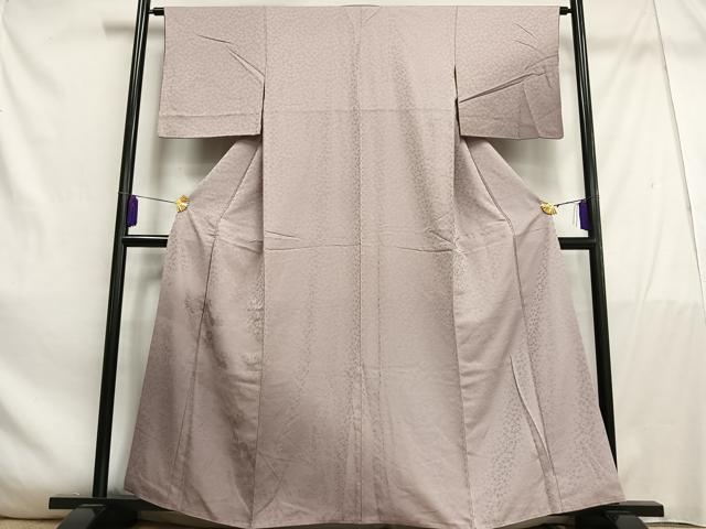 ■■■　サイズ　■■■ 身丈 158cm（肩から） 裄丈 63cm 袖丈 47cm　縫込み 4cm 袖幅 33cm 前幅 24cm 後幅 30cm 着物縫いこみ 内揚げ 1cm 裄 お袖側 約3cm　身頃側 約4cm ■■■　商品詳細　■■■ 【正絹】 状態は画像を添付しておりますので、そちらをご確認下さいますよう宜しくお願い致します。 大変上質な逸品になります。 お安く出品致しますので、是非この機会にいかがでしょうか？ ■■■　注意事項　■■■ ■モニター発色の具合により色合いが異なる場合がございます。 ■寸法は多少の誤差が生じる場合がございますのでご了承ください。 ■縫込みの長さが左右非対称の場合は短い部分を記載しております。 左右非対称であってもご返品・お値引き等の保証は出来かねますので、ご了承の上ご購入をお願い致します。 ■シミ等のチェックには注意を払っておりますが、見落としがある場合もございますし、個人の見解も様々ですので神経質な方のご購入はお控えください。 ■箪笥に入っておりました着物や帯なので畳みシワや匂いがあるものもございます。 ■お休みは基本的に土日祝となりますが、その他臨時でお休みする場合がございますのでご了承ください。 ■商品の発送は平日のみの発送となります。 ■夜間と土曜、日曜日はお問い合わせの回答が遅れる場合がございます。 ■当店では、お直し、紋入れ、お手入れ等は承っておりません。 ■生地の状態（ヤケ、経年劣化等）によってはサイズ直しが出来ない場合がございます。 その点もどうかご了承のうえ、ご購入をお願いいたします。 ■弊社で取り扱う商品は一点ものにつき、時期や在庫状況に応じて金額が変更となる場合がございます。 ■検針は行っておりません。予めご了承いただきますようお願いいたします。 ■【洗える着物】と記載のある商品におきましては、商品お届け後に洗濯を行ってしまってからのご返品にはご対応しかねます。 念の為、専門店でのお手入れをお願いいたします。 ■着物のサイズ目安は下記を参考ください↓ ＜女性着物＞　お端折り次第で＋5cm　−1cmが着用可能サイズ 　例）身丈170cmの場合、身長160cm〜175cm ＜男性着物＞　身丈＋約25cm〜27cm程が適応身長 　例）身丈155cmの場合、身長180〜182cm