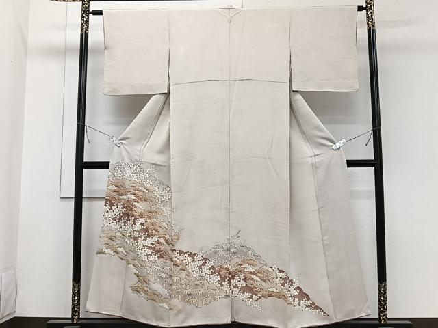 ■■■　サイズ　■■■ 身丈 153.5cm（肩から） 裄丈 61.5cm 袖丈 43.5cm　縫込み 5cm 袖幅 31.5cm 前幅 24.5cm 後幅 29cm 着物縫いこみ 内揚げ 2.5cm 裄 お袖側 約3cm　身頃側 約3cm ■■■　商品詳細　■■■ 【正絹・一つ紋】 状態は画像を添付しておりますので、そちらをご確認下さいますよう宜しくお願い致します。 大変上質な逸品になりますのでぜひお手入れをされてお召しになられてはいかがでしょうか。 お安く出品致しますので、是非この機会にいかがでしょうか？ ■■■　注意事項　■■■ ■モニター発色の具合により色合いが異なる場合がございます。 ■寸法は多少の誤差が生じる場合がございますのでご了承ください。 ■縫込みの長さが左右非対称の場合は短い部分を記載しております。 左右非対称であってもご返品・お値引き等の保証は出来かねますので、ご了承の上ご購入をお願い致します。 ■シミ等のチェックには注意を払っておりますが、見落としがある場合もございますし、個人の見解も様々ですので神経質な方のご購入はお控えください。 ■箪笥に入っておりました着物や帯なので畳みシワや匂いがあるものもございます。 ■お休みは基本的に土日祝となりますが、その他臨時でお休みする場合がございますのでご了承ください。 ■商品の発送は平日のみの発送となります。 ■夜間と土曜、日曜日はお問い合わせの回答が遅れる場合がございます。 ■当店では、お直し、紋入れ、お手入れ等は承っておりません。 ■生地の状態（ヤケ、経年劣化等）によってはサイズ直しが出来ない場合がございます。 その点もどうかご了承のうえ、ご購入をお願いいたします。 ■弊社で取り扱う商品は一点ものにつき、時期や在庫状況に応じて金額が変更となる場合がございます。 ■検針は行っておりません。予めご了承いただきますようお願いいたします。 ■【洗える着物】と記載のある商品におきましては、商品お届け後に洗濯を行ってしまってからのご返品にはご対応しかねます。 念の為、専門店でのお手入れをお願いいたします。 ■着物のサイズ目安は下記を参考ください↓ ＜女性着物＞　お端折り次第で＋5cm　−1cmが着用可能サイズ 　例）身丈170cmの場合、身長160cm〜175cm ＜男性着物＞　身丈＋約25cm〜27cm程が適応身長 　例）身丈155cmの場合、身長180〜182cm