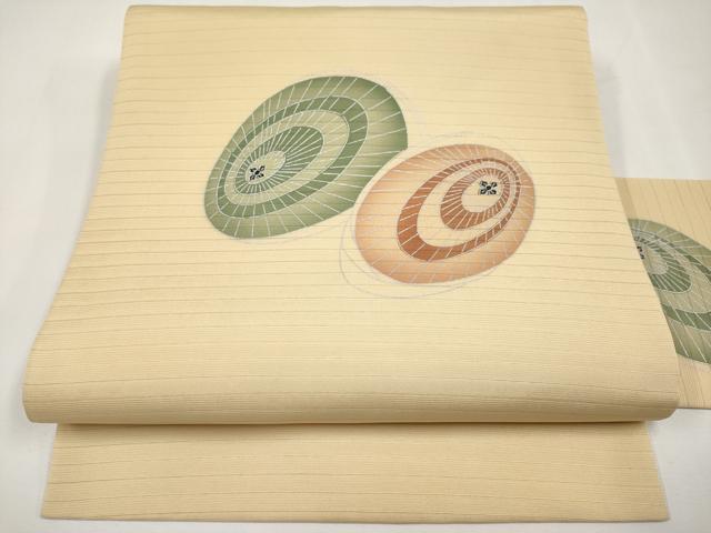 ■■■　サイズ　■■■ 長さ 380cm 幅 31cm程 ■■■　商品詳細　■■■ 【化繊】 状態は締めてはおりますが 特に目立ったシミ汚れなどもなく大変良い状態です。 お安く出品致しますので、是非この機会にいかがでしょうか？ ■■■　注意事項　■■■ ■モニター発色の具合により色合いが異なる場合がございます。 ■寸法は多少の誤差が生じる場合がございますのでご了承ください。 ■縫込みの長さが左右非対称の場合は短い部分を記載しております。 左右非対称であってもご返品・お値引き等の保証は出来かねますので、ご了承の上ご購入をお願い致します。 ■シミ等のチェックには注意を払っておりますが、見落としがある場合もございますし、個人の見解も様々ですので神経質な方のご購入はお控えください。 ■箪笥に入っておりました着物や帯なので畳みシワや匂いがあるものもございます。 ■お休みは基本的に土日祝となりますが、その他臨時でお休みする場合がございますのでご了承ください。 ■商品の発送は平日のみの発送となります。 ■夜間と土曜、日曜日はお問い合わせの回答が遅れる場合がございます。 ■当店では、お直し、紋入れ、お手入れ等は承っておりません。 ■生地の状態（ヤケ、経年劣化等）によってはサイズ直しが出来ない場合がございます。 その点もどうかご了承のうえ、ご購入をお願いいたします。 ■弊社で取り扱う商品は一点ものにつき、時期や在庫状況に応じて金額が変更となる場合がございます。 ■検針は行っておりません。予めご了承いただきますようお願いいたします。 ■【洗える着物】と記載のある商品におきましては、商品お届け後に洗濯を行ってしまってからのご返品にはご対応しかねます。 念の為、専門店でのお手入れをお願いいたします。 ■写真に写っている物が全てになります。それ以外の付属品はございませんのでご了承ください。 ■状態に関する写真につきましては、掲載可能な写真枚数に限りがあるため、各箇所につき1枚参考画像を掲載しております。 ■着物のサイズ目安は下記を参考ください↓ ＜女性着物＞　お端折り次第で＋5cm　－1cmが着用可能サイズ 　例）身丈170cmの場合、身長160cm～175cm ＜男性着物＞　身丈＋約25cm～27cm程が適応身長 　例）身丈155cmの場合、身長180～182cm