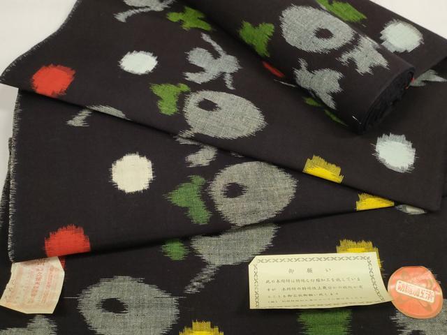 ■■■　サイズ　■■■ 長さ　　着尺分あり 幅　　　約37cm ■■■　商品詳細　■■■ 【綿・未使用】 状態は接写画像のように表地中程に薄い汚れがございます。 久留米絣(くるめかすり)は、日本三大絣の一つで 昭和51年には経済産業大臣指定伝統工芸品に指定された木綿を代表する織物です。 一口に絣と言っても製品になるまでの工程はくくり、染め、織りなど全30工程にも及びます。 また、「かすり」の語源は生地が織られる際に、 柄がかすれて見えることからその名が付いたと言われています。 久留米絣、最大の特徴はなんといっても経糸と緯糸を合わせて 複雑な柄を表現させる技術です。 かすりが持つ美しさや独特の風合いは熟練の職人の手によって生み出されます。 使用するほどに味が出て心地よくなる素材です。 大変上質な逸品になります。 お安く出品致しますので、是非この機会にいかがでしょうか？ ■■■　注意事項　■■■ ■モニター発色の具合により色合いが異なる場合がございます。 ■寸法は多少の誤差が生じる場合がございますのでご了承ください。 ■縫込みの長さが左右非対称の場合は短い部分を記載しております。 左右非対称であってもご返品・お値引き等の保証は出来かねますので、ご了承の上ご購入をお願い致します。 ■シミ等のチェックには注意を払っておりますが、見落としがある場合もございますし、個人の見解も様々ですので神経質な方のご購入はお控えください。 ■箪笥に入っておりました着物や帯なので畳みシワや匂いがあるものもございます。 ■お休みは基本的に土日祝となりますが、その他臨時でお休みする場合がございますのでご了承ください。 ■商品の発送は平日のみの発送となります。 ■夜間と土曜、日曜日はお問い合わせの回答が遅れる場合がございます。 ■当店では、お直し、紋入れ、お手入れ等は承っておりません。 ■生地の状態（ヤケ、経年劣化等）によってはサイズ直しが出来ない場合がございます。 その点もどうかご了承のうえ、ご購入をお願いいたします。 ■弊社で取り扱う商品は一点ものにつき、時期や在庫状況に応じて金額が変更となる場合がございます。 ■検針は行っておりません。予めご了承いただきますようお願いいたします。 ■【洗える着物】と記載のある商品におきましては、商品お届け後に洗濯を行ってしまってからのご返品にはご対応しかねます。 念の為、専門店でのお手入れをお願いいたします。 ■着物のサイズ目安は下記を参考ください↓ ＜女性着物＞　お端折り次第で＋5cm　−1cmが着用可能サイズ 　例）身丈170cmの場合、身長160cm〜175cm ＜男性着物＞　身丈＋約25cm〜27cm程が適応身長 　例）身丈155cmの場合、身長180〜182cm