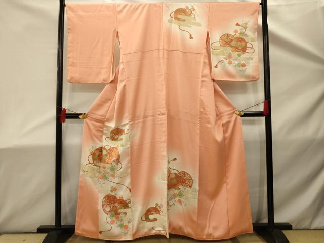 ■■■　サイズ　■■■ 身丈 159cm（肩から） 裄丈 66.5cm 袖丈 56cm　縫込み 4cm 袖幅 34cm 前幅 22.5cm 後幅 28.5cm 着物縫いこみ 内揚げ 2.5cm 裄 お袖側 約2cm　身頃側 約0cm ■■■　商品詳細　■■■ 【正絹】 状態は画像を添付しておりますので、そちらをご確認下さいますよう宜しくお願い致します。 大変上質な逸品になります。 お安く出品致しますので、是非この機会にいかがでしょうか？ ■■■　注意事項　■■■ ■モニター発色の具合により色合いが異なる場合がございます。 ■寸法は多少の誤差が生じる場合がございますのでご了承ください。 ■縫込みの長さが左右非対称の場合は短い部分を記載しております。 左右非対称であってもご返品・お値引き等の保証は出来かねますので、ご了承の上ご購入をお願い致します。 ■シミ等のチェックには注意を払っておりますが、見落としがある場合もございますし、個人の見解も様々ですので神経質な方のご購入はお控えください。 ■箪笥に入っておりました着物や帯なので畳みシワや匂いがあるものもございます。 ■お休みは基本的に土日祝となりますが、その他臨時でお休みする場合がございますのでご了承ください。 ■商品の発送は平日のみの発送となります。 ■夜間と土曜、日曜日はお問い合わせの回答が遅れる場合がございます。 ■当店では、お直し、紋入れ、お手入れ等は承っておりません。 ■生地の状態（ヤケ、経年劣化等）によってはサイズ直しが出来ない場合がございます。 その点もどうかご了承のうえ、ご購入をお願いいたします。 ■弊社で取り扱う商品は一点ものにつき、時期や在庫状況に応じて金額が変更となる場合がございます。 ■検針は行っておりません。予めご了承いただきますようお願いいたします。 ■【洗える着物】と記載のある商品におきましては、商品お届け後に洗濯を行ってしまってからのご返品にはご対応しかねます。 念の為、専門店でのお手入れをお願いいたします。 ■着物のサイズ目安は下記を参考ください↓ ＜女性着物＞　お端折り次第で＋5cm　−1cmが着用可能サイズ 　例）身丈170cmの場合、身長160cm〜175cm ＜男性着物＞　身丈＋約25cm〜27cm程が適応身長 　例）身丈155cmの場合、身長180〜182cm