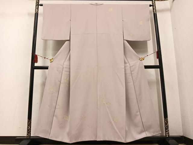 ■■■　サイズ　■■■ 身丈 154cm（肩から） 裄丈 63cm 袖丈 46cm　縫込み 6cm 袖幅 32cm 前幅 24.5cm 後幅 30cm 着物縫いこみ 内揚げ 14cm 裄 お袖側 約4cm　身頃側 約3cm ■■■　商品詳細　■■■ 【正絹】 状態は特に目立ったシミ汚れなどもなく大変良い状態です。 大変上質な逸品になります。 お安く出品致しますので、是非この機会にいかがでしょうか？ ■■■　注意事項　■■■ ■モニター発色の具合により色合いが異なる場合がございます。 ■寸法は多少の誤差が生じる場合がございますのでご了承ください。 ■縫込みの長さが左右非対称の場合は短い部分を記載しております。 左右非対称であってもご返品・お値引き等の保証は出来かねますので、ご了承の上ご購入をお願い致します。 ■シミ等のチェックには注意を払っておりますが、見落としがある場合もございますし、個人の見解も様々ですので神経質な方のご購入はお控えください。 ■箪笥に入っておりました着物や帯なので畳みシワや匂いがあるものもございます。 ■お休みは基本的に土日祝となりますが、その他臨時でお休みする場合がございますのでご了承ください。 ■商品の発送は平日のみの発送となります。 ■夜間と土曜、日曜日はお問い合わせの回答が遅れる場合がございます。 ■当店では、お直し、紋入れ、お手入れ等は承っておりません。 ■生地の状態（ヤケ、経年劣化等）によってはサイズ直しが出来ない場合がございます。 その点もどうかご了承のうえ、ご購入をお願いいたします。 ■弊社で取り扱う商品は一点ものにつき、時期や在庫状況に応じて金額が変更となる場合がございます。 ■検針は行っておりません。予めご了承いただきますようお願いいたします。 ■【洗える着物】と記載のある商品におきましては、商品お届け後に洗濯を行ってしまってからのご返品にはご対応しかねます。 念の為、専門店でのお手入れをお願いいたします。 ■着物のサイズ目安は下記を参考ください↓ ＜女性着物＞　お端折り次第で＋5cm　−1cmが着用可能サイズ 　例）身丈170cmの場合、身長160cm〜175cm ＜男性着物＞　身丈＋約25cm〜27cm程が適応身長 　例）身丈155cmの場合、身長180〜182cm