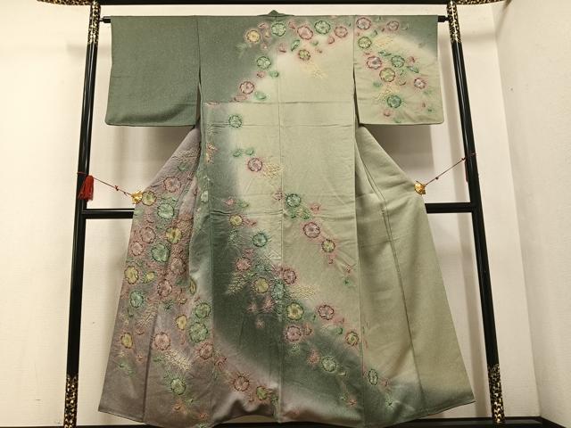 ■■■　サイズ　■■■ 身丈 148.5cm（肩から） 裄丈 63cm 袖丈 45.5cm　縫込み 5cm 袖幅 32.5cm 前幅 22cm 後幅 27.5cm 着物縫いこみ 内揚げ 5cm 裄 お袖側 約1cm　身頃側 約5cm ■■■　商品詳細　■■■ 【正絹】 状態は接写画像のように右袖・袖口・衿山・両袖に薄い汚れがございますが その他特に目立ったシミ汚れなどもなく大変良い状態です。 大変上質な逸品になります。 お安く出品致しますので、是非この機会にいかがでしょうか？ ■■■　注意事項　■■■ ■モニター発色の具合により色合いが異なる場合がございます。 ■寸法は多少の誤差が生じる場合がございますのでご了承ください。 ■縫込みの長さが左右非対称の場合は短い部分を記載しております。 左右非対称であってもご返品・お値引き等の保証は出来かねますので、ご了承の上ご購入をお願い致します。 ■シミ等のチェックには注意を払っておりますが、見落としがある場合もございますし、個人の見解も様々ですので神経質な方のご購入はお控えください。 ■箪笥に入っておりました着物や帯なので畳みシワや匂いがあるものもございます。 ■お休みは基本的に土日祝となりますが、その他臨時でお休みする場合がございますのでご了承ください。 ■商品の発送は平日のみの発送となります。 ■夜間と土曜、日曜日はお問い合わせの回答が遅れる場合がございます。 ■当店では、お直し、紋入れ、お手入れ等は承っておりません。 ■生地の状態（ヤケ、経年劣化等）によってはサイズ直しが出来ない場合がございます。 その点もどうかご了承のうえ、ご購入をお願いいたします。 ■弊社で取り扱う商品は一点ものにつき、時期や在庫状況に応じて金額が変更となる場合がございます。 ■検針は行っておりません。予めご了承いただきますようお願いいたします。 ■【洗える着物】と記載のある商品におきましては、商品お届け後に洗濯を行ってしまってからのご返品にはご対応しかねます。 念の為、専門店でのお手入れをお願いいたします。 ■着物のサイズ目安は下記を参考ください↓ ＜女性着物＞　お端折り次第で＋5cm　−1cmが着用可能サイズ 　例）身丈170cmの場合、身長160cm〜175cm ＜男性着物＞　身丈＋約25cm〜27cm程が適応身長 　例）身丈155cmの場合、身長180〜182cm