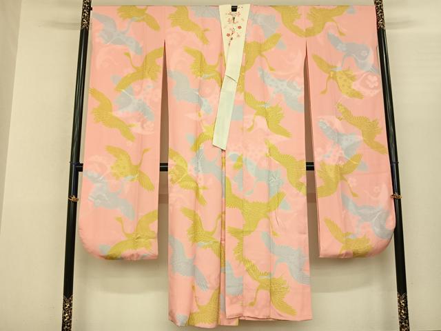 ■■■　サイズ　■■■ 身丈 142cm（肩から） 裄丈 69cm 袖丈 116cm　縫込み 9cm 袖幅 34cm 前幅 30cm 後幅 31cm 着物縫いこみ 内揚げ 0cm 裄 お袖側 約1.5cm　身頃側 約1cm ■■■　商品詳細　■■■ 【正絹】 状態は接写画像のように衿・衿裏・後身頃に薄い汚れがございます。 その他特に目立ったシミ汚れなどもなく大変良い状態です。 大変上質な逸品になります。 お安く出品致しますので、是非この機会にいかがでしょうか？ ■■■　注意事項　■■■ ■モニター発色の具合により色合いが異なる場合がございます。 ■寸法は多少の誤差が生じる場合がございますのでご了承ください。 ■縫込みの長さが左右非対称の場合は短い部分を記載しております。 左右非対称であってもご返品・お値引き等の保証は出来かねますので、ご了承の上ご購入をお願い致します。 ■シミ等のチェックには注意を払っておりますが、見落としがある場合もございますし、個人の見解も様々ですので神経質な方のご購入はお控えください。 ■箪笥に入っておりました着物や帯なので畳みシワや匂いがあるものもございます。 ■お休みは基本的に土日祝となりますが、その他臨時でお休みする場合がございますのでご了承ください。 ■商品の発送は平日のみの発送となります。 ■夜間と土曜、日曜日はお問い合わせの回答が遅れる場合がございます。 ■当店では、お直し、紋入れ、お手入れ等は承っておりません。 ■生地の状態（ヤケ、経年劣化等）によってはサイズ直しが出来ない場合がございます。 その点もどうかご了承のうえ、ご購入をお願いいたします。 ■弊社で取り扱う商品は一点ものにつき、時期や在庫状況に応じて金額が変更となる場合がございます。 ■検針は行っておりません。予めご了承いただきますようお願いいたします。 ■【洗える着物】と記載のある商品におきましては、商品お届け後に洗濯を行ってしまってからのご返品にはご対応しかねます。 念の為、専門店でのお手入れをお願いいたします。 ■着物のサイズ目安は下記を参考ください↓ ＜女性着物＞　お端折り次第で＋5cm　−1cmが着用可能サイズ 　例）身丈170cmの場合、身長160cm〜175cm ＜男性着物＞　身丈＋約25cm〜27cm程が適応身長 　例）身丈155cmの場合、身長180〜182cm