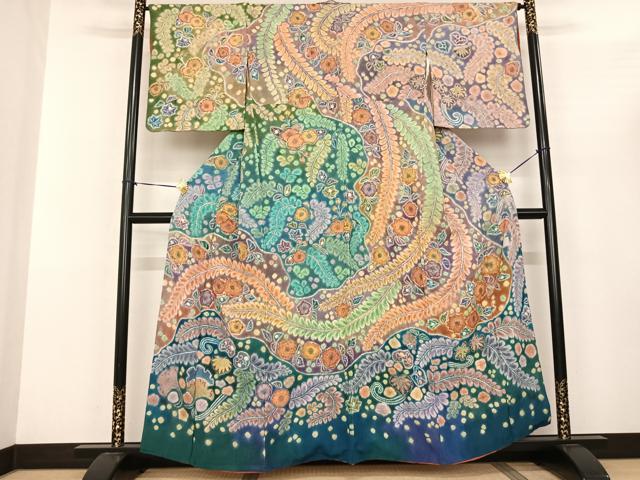 ■■■　サイズ　■■■ 身丈 159cm（肩から） 裄丈 66cm 袖丈 49cm　縫込み 5cm 袖幅 33.5cm 前幅 24cm 後幅 30cm 着物縫いこみ 内揚げ 4.5cm 裄 お袖側 約2cm　身頃側 約3.5cm ■■■　商品詳細　■■■ 【正絹】 状態は接写画像のように後身頃に汚れがございますが その他特に目立ったシミ汚れなどもなく大変良い状態です。 大変上質な逸品になります。 お安く出品致しますので、是非この機会にいかがでしょうか？ ■■■　注意事項　■■■ ■モニター発色の具合により色合いが異なる場合がございます。 ■寸法は多少の誤差が生じる場合がございますのでご了承ください。 ■縫込みの長さが左右非対称の場合は短い部分を記載しております。 左右非対称であってもご返品・お値引き等の保証は出来かねますので、ご了承の上ご購入をお願い致します。 ■シミ等のチェックには注意を払っておりますが、見落としがある場合もございますし、個人の見解も様々ですので神経質な方のご購入はお控えください。 ■箪笥に入っておりました着物や帯なので畳みシワや匂いがあるものもございます。 ■お休みは基本的に土日祝となりますが、その他臨時でお休みする場合がございますのでご了承ください。 ■商品の発送は平日のみの発送となります。 ■夜間と土曜、日曜日はお問い合わせの回答が遅れる場合がございます。 ■当店では、お直し、紋入れ、お手入れ等は承っておりません。 ■生地の状態（ヤケ、経年劣化等）によってはサイズ直しが出来ない場合がございます。 その点もどうかご了承のうえ、ご購入をお願いいたします。 ■弊社で取り扱う商品は一点ものにつき、時期や在庫状況に応じて金額が変更となる場合がございます。 ■検針は行っておりません。予めご了承いただきますようお願いいたします。 ■【洗える着物】と記載のある商品におきましては、商品お届け後に洗濯を行ってしまってからのご返品にはご対応しかねます。 念の為、専門店でのお手入れをお願いいたします。 ■着物のサイズ目安は下記を参考ください↓ ＜女性着物＞　お端折り次第で＋5cm　−1cmが着用可能サイズ 　例）身丈170cmの場合、身長160cm〜175cm ＜男性着物＞　身丈＋約25cm〜27cm程が適応身長 　例）身丈155cmの場合、身長180〜182cm