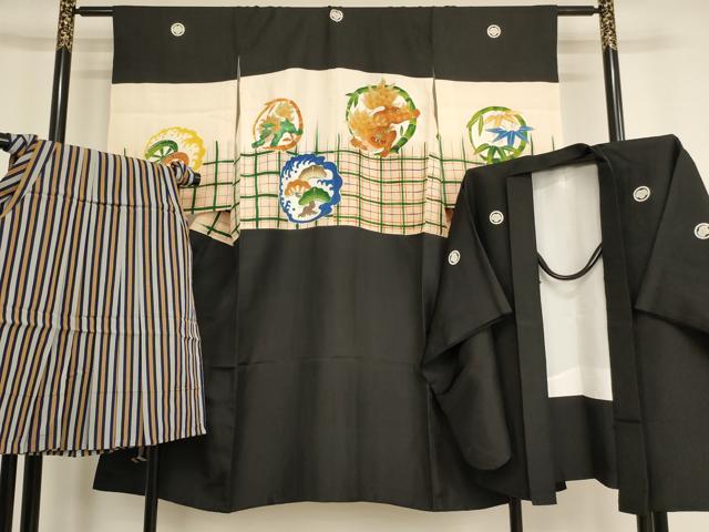 ■■■　サイズ　■■■ 【祝着】 身丈 125cm（肩から） 裄丈 57cm（肩上げ　0cm） 袖丈 55cm　縫込み 2.5cm 袖幅 31.5cm 前幅 18.5cm 後幅 25cm 着物縫いこみ 内揚げ 0cm （腰上げ　0cm） 裄 お袖側 約2cm　身頃側 約1cm 【羽織】 身丈 70.5cm（肩から） 裄丈 57.5cm（肩上げ　0cm） 袖丈 54cm　縫込み 9.5cm 袖幅 32.5cm 前幅 18cm 後幅 25cm （腰上げ　0cm） 裄 お袖側 約2.5cm　身頃側 約1cm 【袴】 紐下　約　63cm ■■■　商品詳細　■■■ 着物【正絹・五つ紋】の状態は接写画像のように上前おくみ・上前・下前おくみ・右袖後・胴裏に汚れがございますが その他特に目立ったシミ汚れなどもなく大変良い状態です。 羽織【正絹・五つ紋】の状態は接写画像のように右袖前に汚れがございますが その他特に目立ったシミ汚れなどもなく大変良い状態です。 袴【化繊】の状態特に目立ったシミ汚れなどもなく大変良い状態です。 大変上質な逸品になります。 お安く出品致しますので、是非この機会にいかがでしょうか？ ■■■　注意事項　■■■ ■モニター発色の具合により色合いが異なる場合がございます。 ■寸法は多少の誤差が生じる場合がございますのでご了承ください。 ■縫込みの長さが左右非対称の場合は短い部分を記載しております。 左右非対称であってもご返品・お値引き等の保証は出来かねますので、ご了承の上ご購入をお願い致します。 ■シミ等のチェックには注意を払っておりますが、見落としがある場合もございますし、個人の見解も様々ですので神経質な方のご購入はお控えください。 ■箪笥に入っておりました着物や帯なので畳みシワや匂いがあるものもございます。 ■お休みは基本的に土日祝となりますが、その他臨時でお休みする場合がございますのでご了承ください。 ■商品の発送は平日のみの発送となります。 ■夜間と土曜、日曜日はお問い合わせの回答が遅れる場合がございます。 ■当店では、お直し、紋入れ、お手入れ等は承っておりません。 ■生地の状態（ヤケ、経年劣化等）によってはサイズ直しが出来ない場合がございます。 その点もどうかご了承のうえ、ご購入をお願いいたします。 ■弊社で取り扱う商品は一点ものにつき、時期や在庫状況に応じて金額が変更となる場合がございます。 ■検針は行っておりません。予めご了承いただきますようお願いいたします。 ■【洗える着物】と記載のある商品におきましては、商品お届け後に洗濯を行ってしまってからのご返品にはご対応しかねます。 念の為、専門店でのお手入れをお願いいたします。 ■着物のサイズ目安は下記を参考ください↓ ＜女性着物＞　お端折り次第で＋5cm　−1cmが着用可能サイズ 　例）身丈170cmの場合、身長160cm〜175cm ＜男性着物＞　身丈＋約25cm〜27cm程が適応身長 　例）身丈155cmの場合、身長180〜182cm