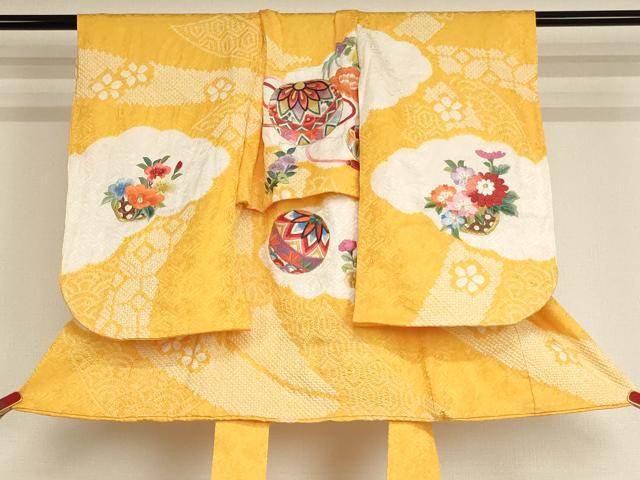 ■■■　サイズ　■■■ 【祝着】 身丈 68cm（肩から） 裄丈 37cm（肩上げ　2.5cm） 袖丈 55cm　縫込み 3cm 袖幅 31cm 前幅 14cm 後幅 16cm 着物縫いこみ 内揚げ 0cm （腰上げ　10.5cm） 裄 お袖側 約3cm　身頃側 約0cm ■■■　商品詳細　■■■ 着物【正絹】の状態は接写画像のように右袖後に点汚れがございますが その他特に目立ったシミ汚れなどもなく大変良い状態です。 大変上質な逸品になります。 お安く出品致しますので、是非この機会にいかがでしょうか？ ■■■　注意事項　■■■ ■モニター発色の具合により色合いが異なる場合がございます。 ■寸法は多少の誤差が生じる場合がございますのでご了承ください。 ■縫込みの長さが左右非対称の場合は短い部分を記載しております。 左右非対称であってもご返品・お値引き等の保証は出来かねますので、ご了承の上ご購入をお願い致します。 ■シミ等のチェックには注意を払っておりますが、見落としがある場合もございますし、個人の見解も様々ですので神経質な方のご購入はお控えください。 ■箪笥に入っておりました着物や帯なので畳みシワや匂いがあるものもございます。 ■お休みは基本的に土日祝となりますが、その他臨時でお休みする場合がございますのでご了承ください。 ■商品の発送は平日のみの発送となります。 ■夜間と土曜、日曜日はお問い合わせの回答が遅れる場合がございます。 ■当店では、お直し、紋入れ、お手入れ等は承っておりません。 ■生地の状態（ヤケ、経年劣化等）によってはサイズ直しが出来ない場合がございます。 その点もどうかご了承のうえ、ご購入をお願いいたします。 ■弊社で取り扱う商品は一点ものにつき、時期や在庫状況に応じて金額が変更となる場合がございます。 ■検針は行っておりません。予めご了承いただきますようお願いいたします。 ■【洗える着物】と記載のある商品におきましては、商品お届け後に洗濯を行ってしまってからのご返品にはご対応しかねます。 念の為、専門店でのお手入れをお願いいたします。 ■着物のサイズ目安は下記を参考ください↓ ＜女性着物＞　お端折り次第で＋5cm　−1cmが着用可能サイズ 　例）身丈170cmの場合、身長160cm〜175cm ＜男性着物＞　身丈＋約25cm〜27cm程が適応身長 　例）身丈155cmの場合、身長180〜182cm