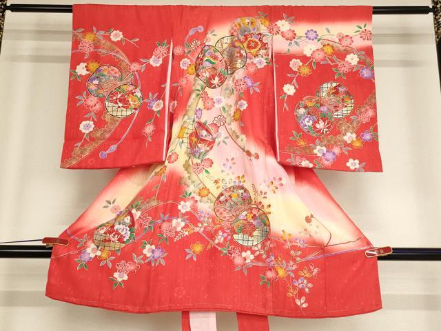 ■■■　サイズ　■■■ 【着物】 身丈 97.5cm（肩から） 裄丈 47cm 袖丈 55cm ■■■　商品詳細　■■■ 産着【正絹】の状態は特に目立ったシミ汚れなどもなく大変良い状態です。 長襦袢【化繊】の状態は特に目立ったシミ汚れなどもなく大変良い状態です。 大変上質な逸品になります。 お安く出品致しますので、是非この機会にいかがでしょうか？ ※長襦袢は着物とセットになっております。 ■■■　注意事項　■■■ ■モニター発色の具合により色合いが異なる場合がございます。 ■寸法は多少の誤差が生じる場合がございますのでご了承ください。 ■縫込みの長さが左右非対称の場合は短い部分を記載しております。 左右非対称であってもご返品・お値引き等の保証は出来かねますので、ご了承の上ご購入をお願い致します。 ■シミ等のチェックには注意を払っておりますが、見落としがある場合もございますし、個人の見解も様々ですので神経質な方のご購入はお控えください。 ■箪笥に入っておりました着物や帯なので畳みシワや匂いがあるものもございます。 ■お休みは基本的に土日祝となりますが、その他臨時でお休みする場合がございますのでご了承ください。 ■商品の発送は平日のみの発送となります。 ■夜間と土曜、日曜日はお問い合わせの回答が遅れる場合がございます。 ■当店では、お直し、紋入れ、お手入れ等は承っておりません。 ■生地の状態（ヤケ、経年劣化等）によってはサイズ直しが出来ない場合がございます。 その点もどうかご了承のうえ、ご購入をお願いいたします。 ■弊社で取り扱う商品は一点ものにつき、時期や在庫状況に応じて金額が変更となる場合がございます。 ■検針は行っておりません。予めご了承いただきますようお願いいたします。 ■【洗える着物】と記載のある商品におきましては、商品お届け後に洗濯を行ってしまってからのご返品にはご対応しかねます。 念の為、専門店でのお手入れをお願いいたします。 ■着物のサイズ目安は下記を参考ください↓ ＜女性着物＞　お端折り次第で＋5cm　−1cmが着用可能サイズ 　例）身丈170cmの場合、身長160cm〜175cm ＜男性着物＞　身丈＋約25cm〜27cm程が適応身長 　例）身丈155cmの場合、身長180〜182cm