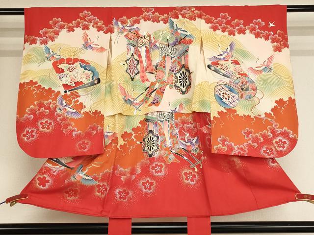 ■■■　サイズ　■■■ 【祝着】 身丈 78cm（肩から） 裄丈 47cm（肩上げ　0cm） 袖丈 56.5cm　縫込み 3.5cm 袖幅 30.5cm 前幅 14.5cm 後幅 16cm 着物縫いこみ 内揚げ 0cm （腰上げ　10cm） 裄 お袖側 約1.5cm　身頃側 約0cm ■■■　商品詳細　■■■ 着物【正絹】の状態は接写画像のように上前おくみ・上前・衿・左袖前・右袖後・下前・胴裏に汚れがございますが その他特に目立ったシミ汚れなどもなく大変良い状態です。 大変上質な逸品になります。 お安く出品致しますので、是非この機会にいかがでしょうか？ ■■■　注意事項　■■■ ■モニター発色の具合により色合いが異なる場合がございます。 ■寸法は多少の誤差が生じる場合がございますのでご了承ください。 ■縫込みの長さが左右非対称の場合は短い部分を記載しております。 左右非対称であってもご返品・お値引き等の保証は出来かねますので、ご了承の上ご購入をお願い致します。 ■シミ等のチェックには注意を払っておりますが、見落としがある場合もございますし、個人の見解も様々ですので神経質な方のご購入はお控えください。 ■箪笥に入っておりました着物や帯なので畳みシワや匂いがあるものもございます。 ■お休みは基本的に土日祝となりますが、その他臨時でお休みする場合がございますのでご了承ください。 ■商品の発送は平日のみの発送となります。 ■夜間と土曜、日曜日はお問い合わせの回答が遅れる場合がございます。 ■当店では、お直し、紋入れ、お手入れ等は承っておりません。 ■生地の状態（ヤケ、経年劣化等）によってはサイズ直しが出来ない場合がございます。 その点もどうかご了承のうえ、ご購入をお願いいたします。 ■弊社で取り扱う商品は一点ものにつき、時期や在庫状況に応じて金額が変更となる場合がございます。 ■検針は行っておりません。予めご了承いただきますようお願いいたします。 ■【洗える着物】と記載のある商品におきましては、商品お届け後に洗濯を行ってしまってからのご返品にはご対応しかねます。 念の為、専門店でのお手入れをお願いいたします。 ■着物のサイズ目安は下記を参考ください↓ ＜女性着物＞　お端折り次第で＋5cm　−1cmが着用可能サイズ 　例）身丈170cmの場合、身長160cm〜175cm ＜男性着物＞　身丈＋約25cm〜27cm程が適応身長 　例）身丈155cmの場合、身長180〜182cm