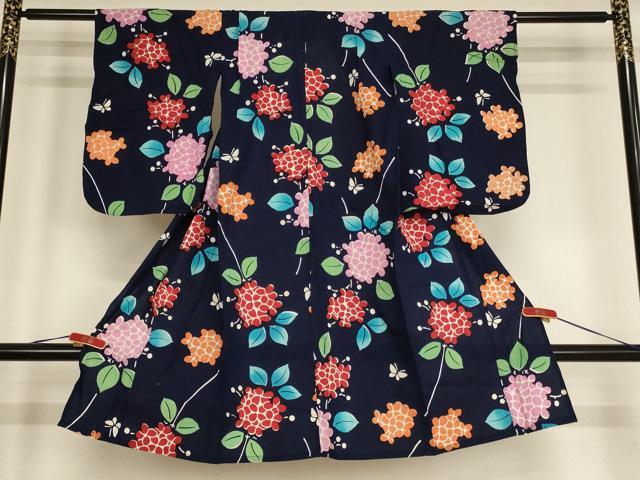 ■■■　サイズ　■■■ 【浴衣】 身丈 102.5cm（肩から） 裄丈 47.5cm（肩上げ　1.5cm） 袖丈 49.5cm　縫込み 1cm 袖幅 28.5cm 前幅 18.5cm 後幅 23cm 着物縫いこみ 内揚げ 0cm （腰上げ　0cm） 裄 お袖側 約2cm　身頃側 約1cm ■■■　商品詳細　■■■ 浴衣【綿】の状態は接写画像のように上前・後身頃・背当てに汚れがございますが その他特に目立ったシミ汚れなどもなく大変良い状態です。 大変上質な逸品になります。 お安く出品致しますので、是非この機会にいかがでしょうか？ ※若干たたみシワがございます。 ■■■　注意事項　■■■ ■モニター発色の具合により色合いが異なる場合がございます。 ■寸法は多少の誤差が生じる場合がございますのでご了承ください。 ■縫込みの長さが左右非対称の場合は短い部分を記載しております。 左右非対称であってもご返品・お値引き等の保証は出来かねますので、ご了承の上ご購入をお願い致します。 ■シミ等のチェックには注意を払っておりますが、見落としがある場合もございますし、個人の見解も様々ですので神経質な方のご購入はお控えください。 ■箪笥に入っておりました着物や帯なので畳みシワや匂いがあるものもございます。 ■お休みは基本的に土日祝となりますが、その他臨時でお休みする場合がございますのでご了承ください。 ■商品の発送は平日のみの発送となります。 ■夜間と土曜、日曜日はお問い合わせの回答が遅れる場合がございます。 ■当店では、お直し、紋入れ、お手入れ等は承っておりません。 ■生地の状態（ヤケ、経年劣化等）によってはサイズ直しが出来ない場合がございます。 その点もどうかご了承のうえ、ご購入をお願いいたします。 ■弊社で取り扱う商品は一点ものにつき、時期や在庫状況に応じて金額が変更となる場合がございます。 ■検針は行っておりません。予めご了承いただきますようお願いいたします。 ■【洗える着物】と記載のある商品におきましては、商品お届け後に洗濯を行ってしまってからのご返品にはご対応しかねます。 念の為、専門店でのお手入れをお願いいたします。 ■着物のサイズ目安は下記を参考ください↓ ＜女性着物＞　お端折り次第で＋5cm　−1cmが着用可能サイズ 　例）身丈170cmの場合、身長160cm〜175cm ＜男性着物＞　身丈＋約25cm〜27cm程が適応身長 　例）身丈155cmの場合、身長180〜182cm