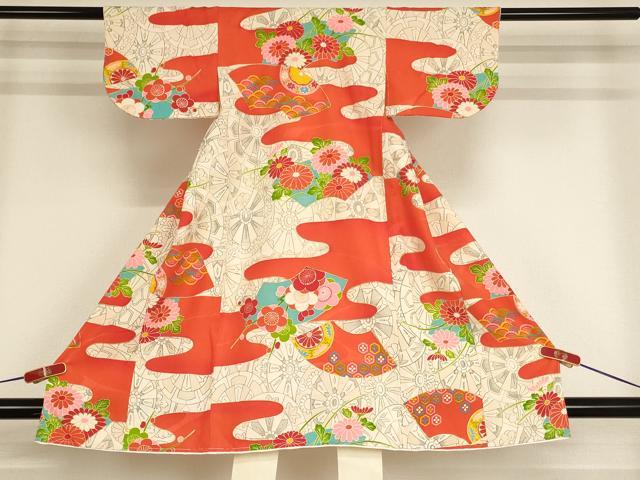 ■■■　サイズ　■■■ 【祝着】 身丈 89.5cm（肩から） 裄丈 37.5cm（肩上げ　0cm） 袖丈 25.5cm　縫込み 3cm 袖幅 22cm 前幅 14.5cm 後幅 16.5cm 着物縫いこみ 内揚げ 0cm （腰上げ　0cm） 裄 お袖側 約0cm　身頃側 約0cm ■■■　商品詳細　■■■ 着物【正絹】の状態は接写画像のように表地所々に汚れがございます。 大変上質な逸品になります。 お安く出品致しますので、是非この機会にいかがでしょうか？ ■■■　注意事項　■■■ ■モニター発色の具合により色合いが異なる場合がございます。 ■寸法は多少の誤差が生じる場合がございますのでご了承ください。 ■縫込みの長さが左右非対称の場合は短い部分を記載しております。 左右非対称であってもご返品・お値引き等の保証は出来かねますので、ご了承の上ご購入をお願い致します。 ■シミ等のチェックには注意を払っておりますが、見落としがある場合もございますし、個人の見解も様々ですので神経質な方のご購入はお控えください。 ■箪笥に入っておりました着物や帯なので畳みシワや匂いがあるものもございます。 ■お休みは基本的に土日祝となりますが、その他臨時でお休みする場合がございますのでご了承ください。 ■商品の発送は平日のみの発送となります。 ■夜間と土曜、日曜日はお問い合わせの回答が遅れる場合がございます。 ■当店では、お直し、紋入れ、お手入れ等は承っておりません。 ■生地の状態（ヤケ、経年劣化等）によってはサイズ直しが出来ない場合がございます。 その点もどうかご了承のうえ、ご購入をお願いいたします。 ■弊社で取り扱う商品は一点ものにつき、時期や在庫状況に応じて金額が変更となる場合がございます。 ■検針は行っておりません。予めご了承いただきますようお願いいたします。 ■【洗える着物】と記載のある商品におきましては、商品お届け後に洗濯を行ってしまってからのご返品にはご対応しかねます。 念の為、専門店でのお手入れをお願いいたします。 ■着物のサイズ目安は下記を参考ください↓ ＜女性着物＞　お端折り次第で＋5cm　−1cmが着用可能サイズ 　例）身丈170cmの場合、身長160cm〜175cm ＜男性着物＞　身丈＋約25cm〜27cm程が適応身長 　例）身丈155cmの場合、身長180〜182cm