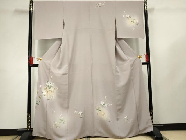 ■■■　サイズ　■■■ 身丈 164.5cm（肩から） 裄丈 67cm 袖丈 48.5cm　縫込み 6cm 袖幅 35cm 前幅 25cm 後幅 30.5cm 着物縫いこみ 内揚げ 2.5cm 裄 お袖側 約1cm　身頃側 約3cm ■■■　商品詳細　■■■ 【正絹・一つ紋】 状態は接写画像のように後身頃にシミ、袖口に薄い汚れがございますが その他特に目立ったシミ汚れなどもなく大変良い状態です。 大変上質な逸品になります。 お安く出品致しますので、是非この機会にいかがでしょうか？ ■■■　注意事項　■■■ ■モニター発色の具合により色合いが異なる場合がございます。 ■寸法は多少の誤差が生じる場合がございますのでご了承ください。 ■縫込みの長さが左右非対称の場合は短い部分を記載しております。 左右非対称であってもご返品・お値引き等の保証は出来かねますので、ご了承の上ご購入をお願い致します。 ■シミ等のチェックには注意を払っておりますが、見落としがある場合もございますし、個人の見解も様々ですので神経質な方のご購入はお控えください。 ■箪笥に入っておりました着物や帯なので畳みシワや匂いがあるものもございます。 ■お休みは基本的に土日祝となりますが、その他臨時でお休みする場合がございますのでご了承ください。 ■商品の発送は平日のみの発送となります。 ■夜間と土曜、日曜日はお問い合わせの回答が遅れる場合がございます。 ■当店では、お直し、紋入れ、お手入れ等は承っておりません。 ■生地の状態（ヤケ、経年劣化等）によってはサイズ直しが出来ない場合がございます。 その点もどうかご了承のうえ、ご購入をお願いいたします。 ■弊社で取り扱う商品は一点ものにつき、時期や在庫状況に応じて金額が変更となる場合がございます。 ■検針は行っておりません。予めご了承いただきますようお願いいたします。 ■【洗える着物】と記載のある商品におきましては、商品お届け後に洗濯を行ってしまってからのご返品にはご対応しかねます。 念の為、専門店でのお手入れをお願いいたします。 ■着物のサイズ目安は下記を参考ください↓ ＜女性着物＞　お端折り次第で＋5cm　−1cmが着用可能サイズ 　例）身丈170cmの場合、身長160cm〜175cm ＜男性着物＞　身丈＋約25cm〜27cm程が適応身長 　例）身丈155cmの場合、身長180〜182cm