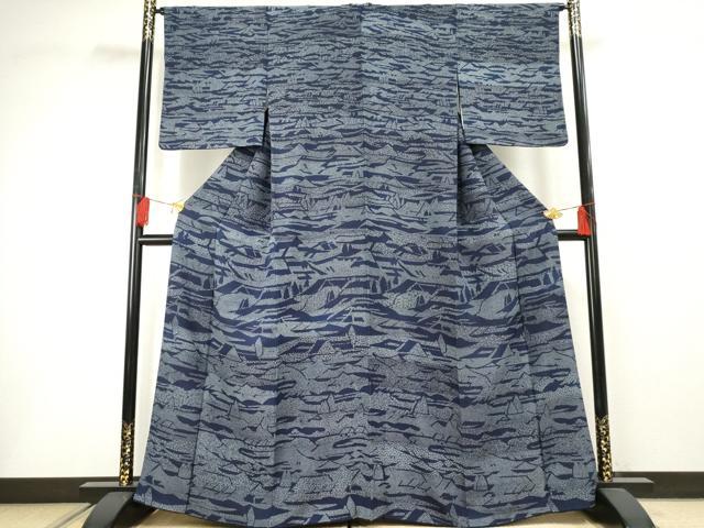 ■■■　サイズ　■■■ 身丈 161.5cm（肩から） 裄丈 65cm 袖丈 50.5cm　縫込み 6.5cm 袖幅 34cm 前幅 24.5cm 後幅 30.5cm 着物縫いこみ 内揚げ 8cm 裄 お袖側 約0cm　身頃側 約0cm ■■■　商品詳細　■■■ 【正絹】 状態は特に目立ったシミ汚れなどもなく大変良い状態です。 現代の名工・国選定阿波藍製造技術無形文化財保持者 19代目藍師・佐藤昭人氏。 徳島は、この藍染めの元となる藍染料「すくも」づくりの本場として、 現在もその伝統が引き継がれ、 徳島でつくられたすくもを阿波藍と呼びます。 こちらは佐藤昭人さんによって天然灰汁醗酵建の工程を経た阿波藍染の美しいお品です。 大変上質な逸品になります。 お安く出品致しますので、是非この機会にいかがでしょうか？ ■■■　注意事項　■■■ ■モニター発色の具合により色合いが異なる場合がございます。 ■寸法は多少の誤差が生じる場合がございますのでご了承ください。 ■縫込みの長さが左右非対称の場合は短い部分を記載しております。 左右非対称であってもご返品・お値引き等の保証は出来かねますので、ご了承の上ご購入をお願い致します。 ■シミ等のチェックには注意を払っておりますが、見落としがある場合もございますし、個人の見解も様々ですので神経質な方のご購入はお控えください。 ■箪笥に入っておりました着物や帯なので畳みシワや匂いがあるものもございます。 ■お休みは基本的に土日祝となりますが、その他臨時でお休みする場合がございますのでご了承ください。 ■商品の発送は平日のみの発送となります。 ■夜間と土曜、日曜日はお問い合わせの回答が遅れる場合がございます。 ■当店では、お直し、紋入れ、お手入れ等は承っておりません。 ■生地の状態（ヤケ、経年劣化等）によってはサイズ直しが出来ない場合がございます。 その点もどうかご了承のうえ、ご購入をお願いいたします。 ■弊社で取り扱う商品は一点ものにつき、時期や在庫状況に応じて金額が変更となる場合がございます。 ■検針は行っておりません。予めご了承いただきますようお願いいたします。 ■【洗える着物】と記載のある商品におきましては、商品お届け後に洗濯を行ってしまってからのご返品にはご対応しかねます。 念の為、専門店でのお手入れをお願いいたします。 ■着物のサイズ目安は下記を参考ください↓ ＜女性着物＞　お端折り次第で＋5cm　−1cmが着用可能サイズ 　例）身丈170cmの場合、身長160cm〜175cm ＜男性着物＞　身丈＋約25cm〜27cm程が適応身長 　例）身丈155cmの場合、身長180〜182cm